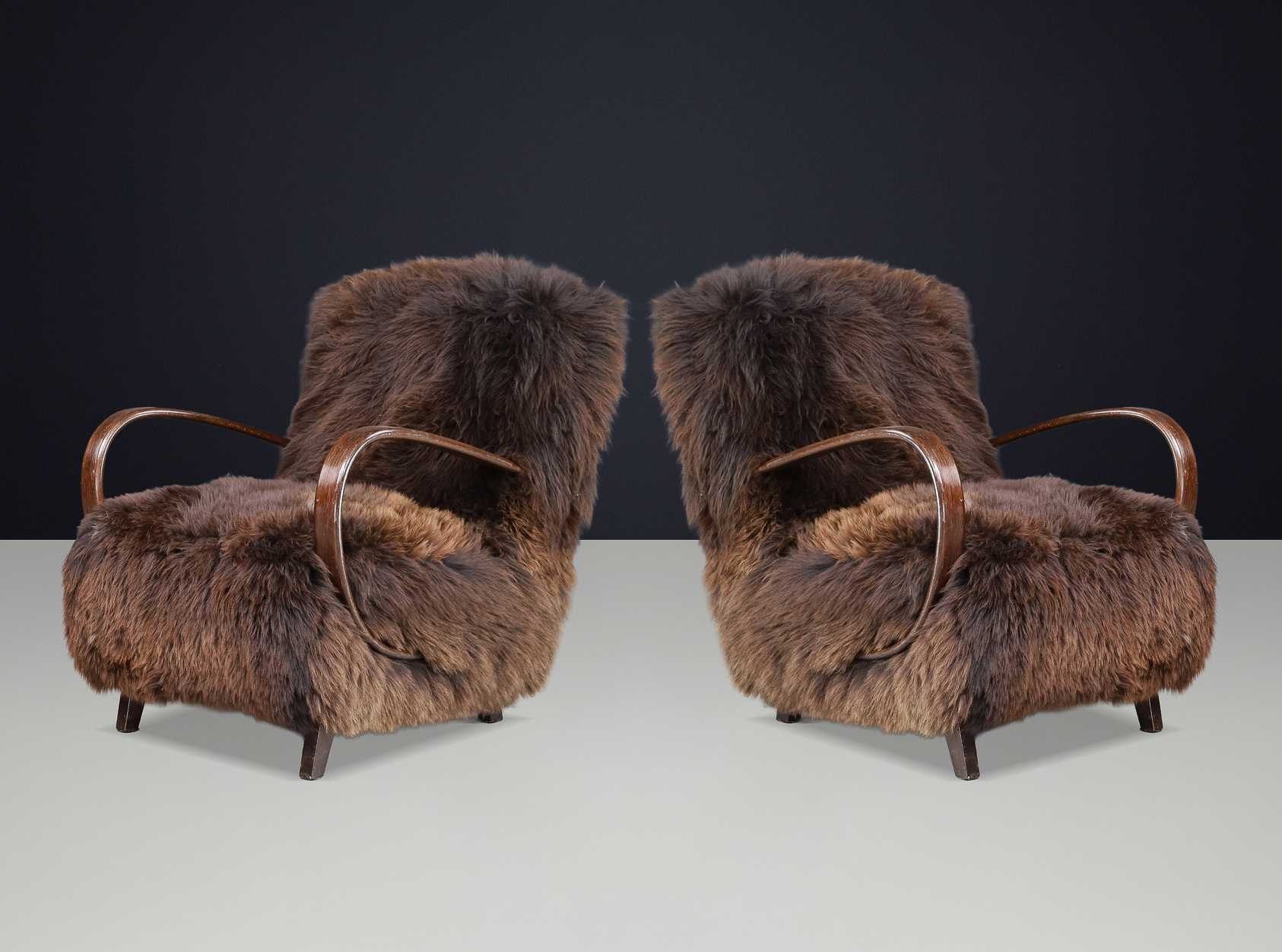 1940s Jindřich Halabala Lounge Chair in Dutch Sheepskin, Sculptural Bentwood Mid-20th century