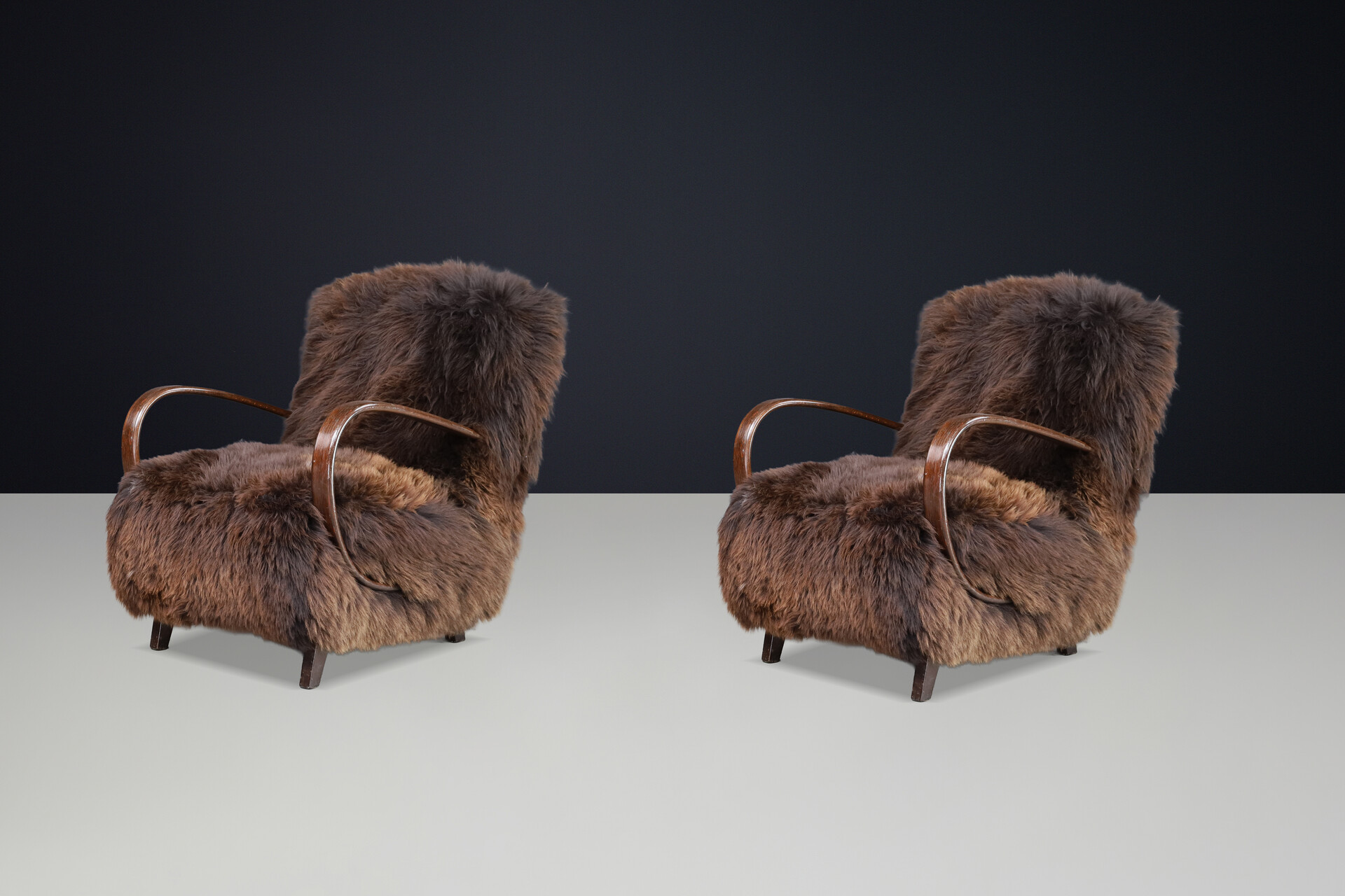 1940s Jindřich Halabala Lounge Chair in Dutch Sheepskin, Sculptural Bentwood Mid-20th century