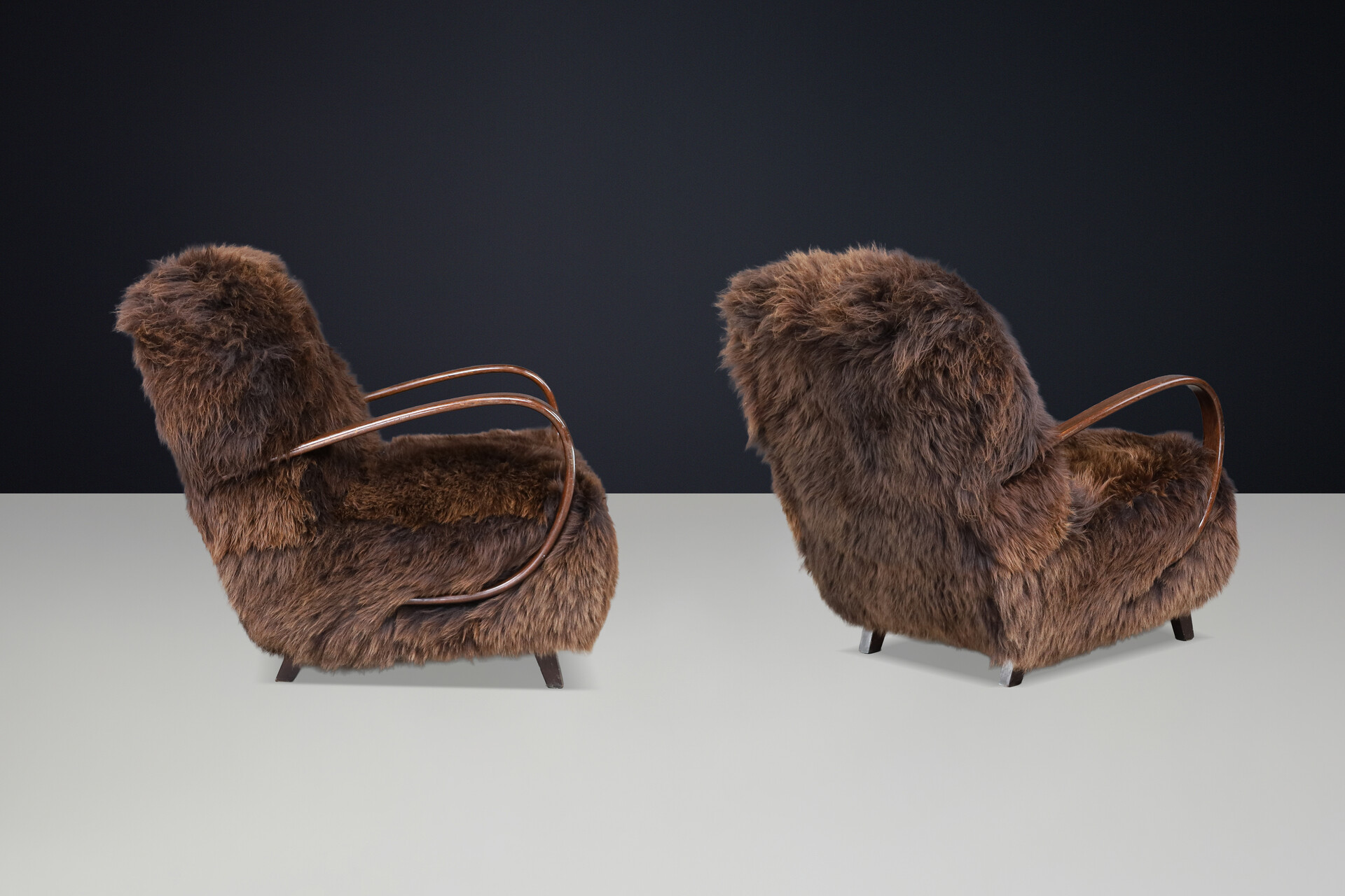 1940s Jindřich Halabala Lounge Chair in Dutch Sheepskin, Sculptural Bentwood Mid-20th century