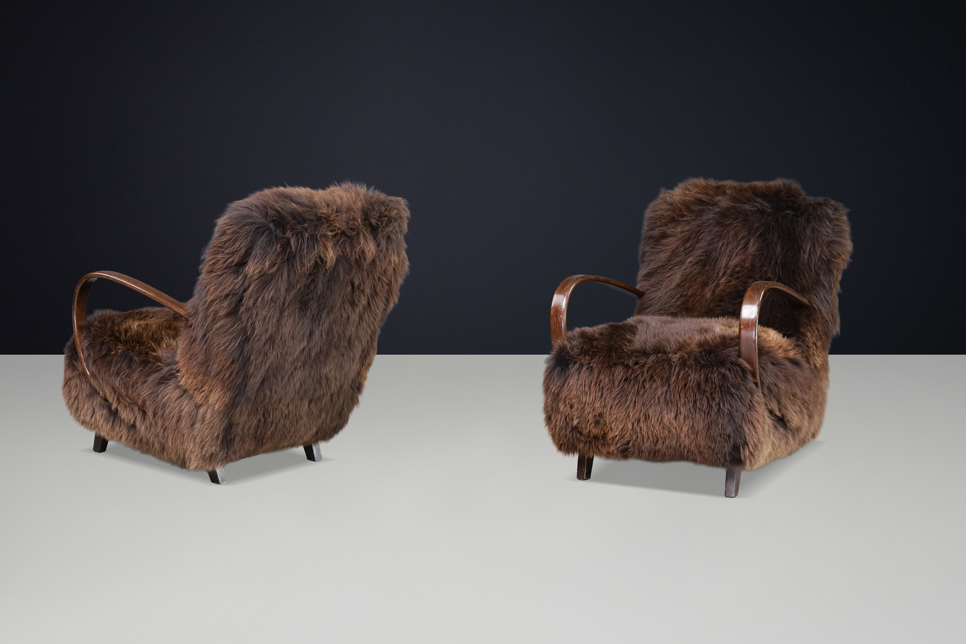 1940s Jindřich Halabala Lounge Chair in Dutch Sheepskin, Sculptural Bentwood Mid-20th century