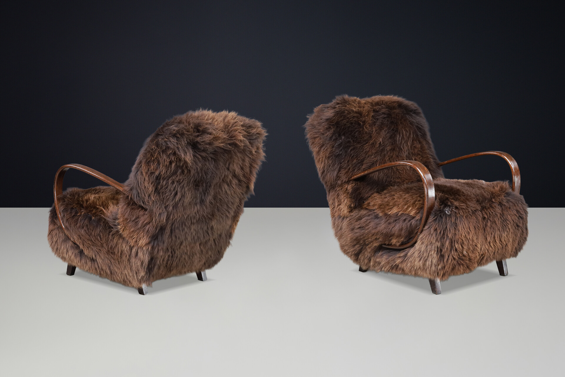 1940s Jindřich Halabala Lounge Chair in Dutch Sheepskin, Sculptural Bentwood Mid-20th century
