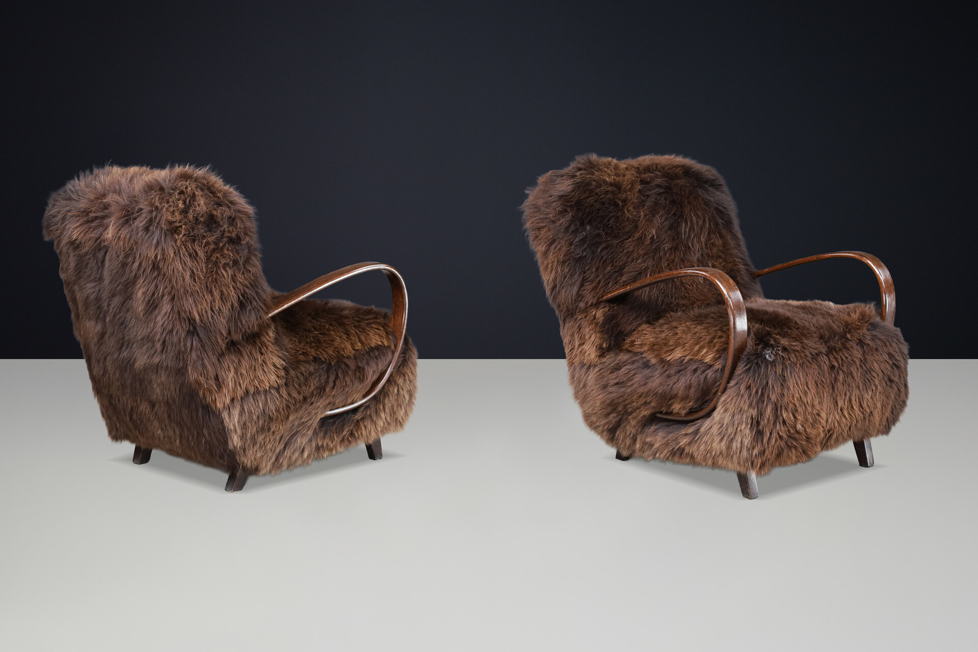 1940s Jindřich Halabala Lounge Chair in Dutch Sheepskin, Sculptural Bentwood Mid-20th century
