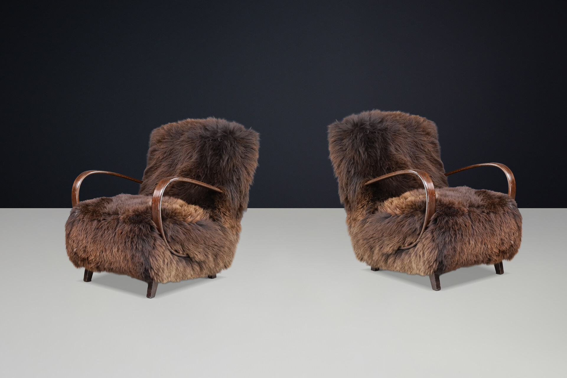 1940s Jindřich Halabala Lounge Chair in Dutch Sheepskin, Sculptural Bentwood Mid-20th century