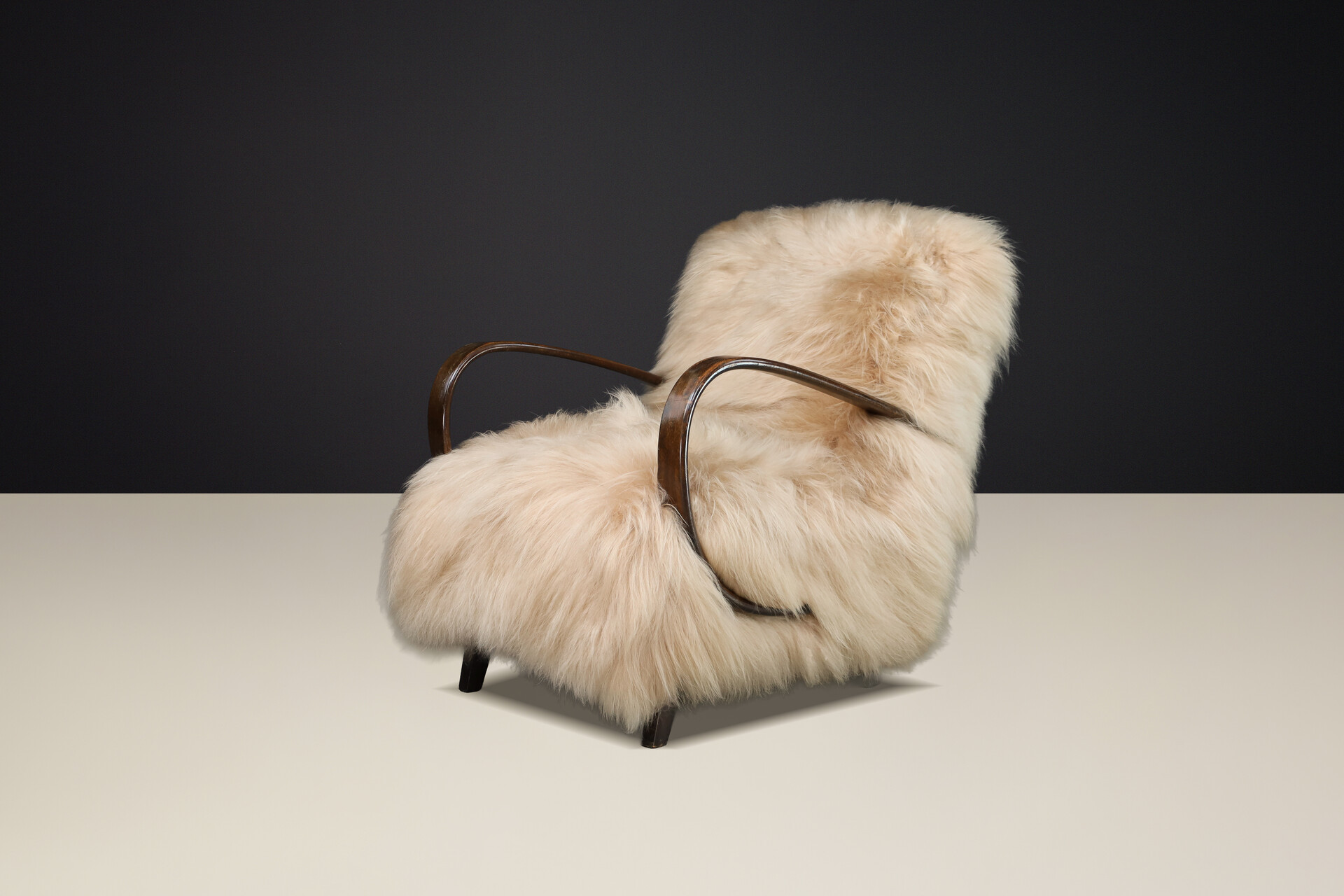 1940s Jindřich Halabala Lounge Chair in Icelandic Sheepskin, Bentwood, CZ Mid-20th century