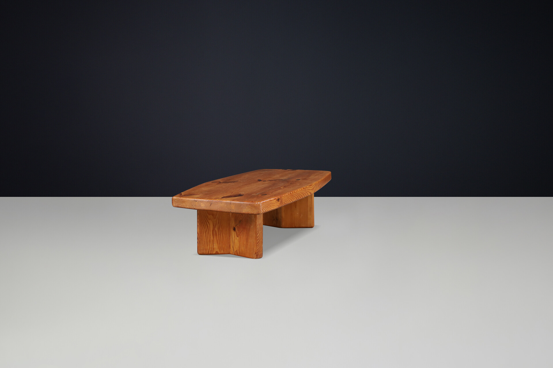 1960s Solid Pine Coffee Table in the Style of Pierre Chapo & Charlotte Perriand Mid-20th century