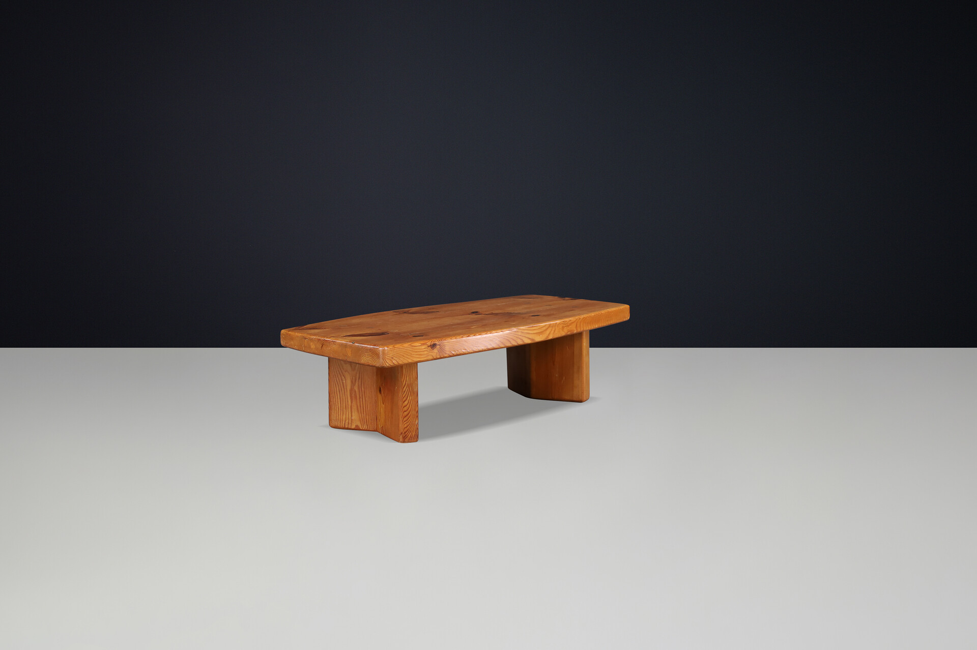 1960s Solid Pine Coffee Table in the Style of Pierre Chapo & Charlotte Perriand Mid-20th century