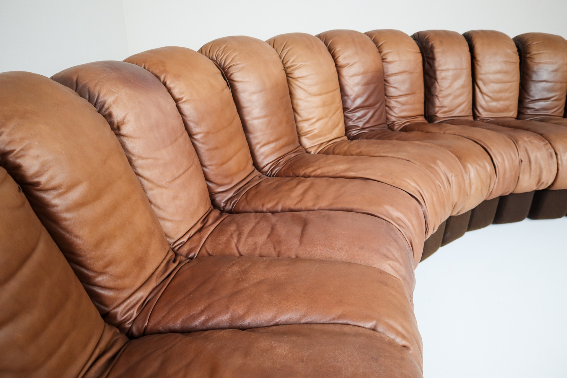 21 element De Sede DS 600 Snake Sofa in Patinated Cognac - Brown Leather by Ueli Berger Switzerland 1972 Mid-20th century