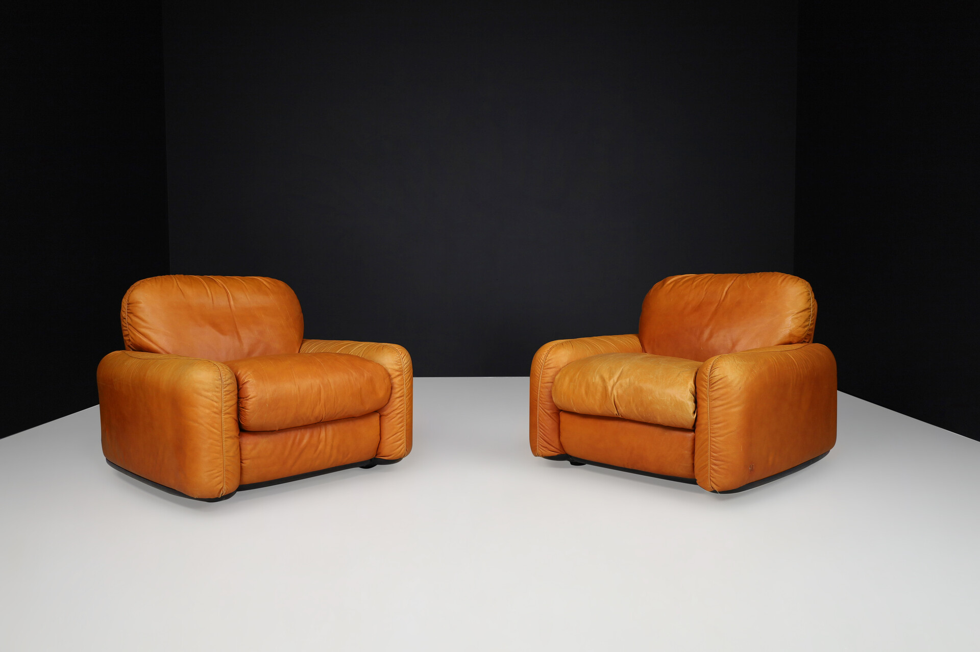 mid-century-modern-leather-lounge-chairs-by-arrigo-arrigoni-for-busnelli-italy1970s-late-20th-century-24988316-max
