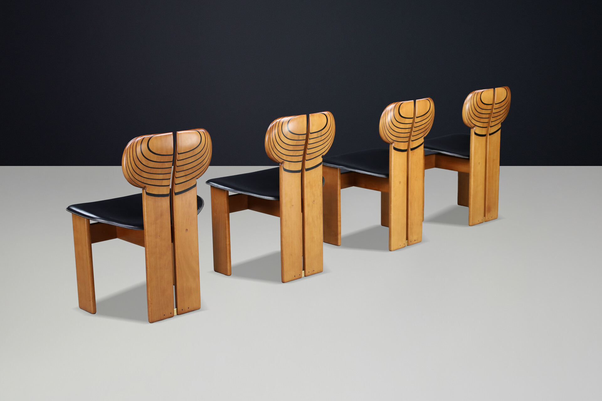 Afra & Tobia Scarpa ‘Africa’ Chairs for Maxalto, Walnut & Leather, Italy 1975 Late-20th century