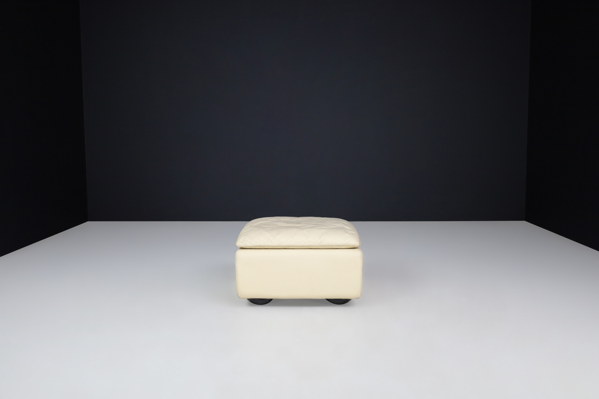 Ammannati & Vitelli For Rossi Di Albizzate Leather ottoman  Italy 1970s Late-20th century