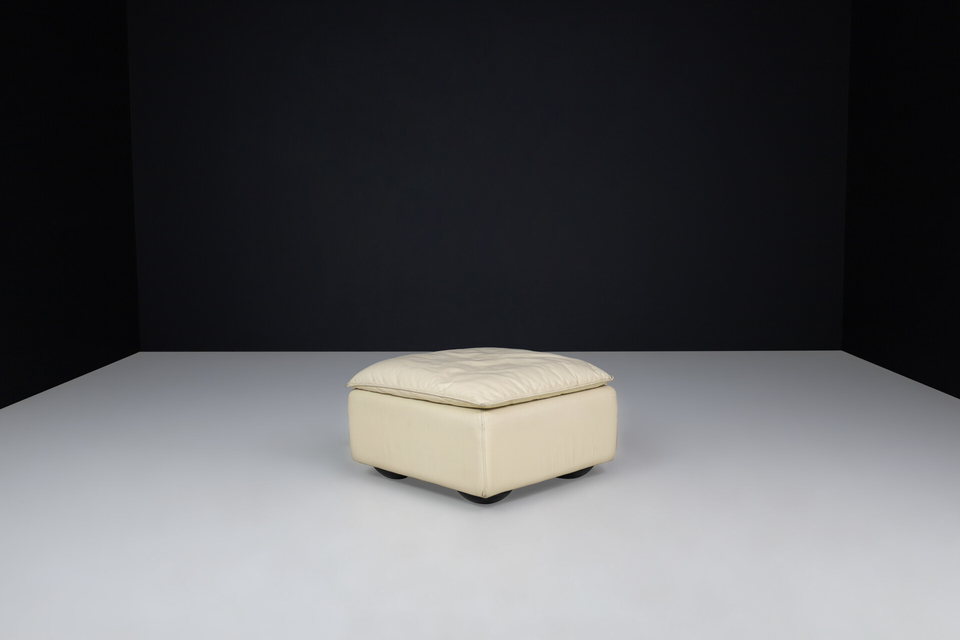 Ammannati & Vitelli For Rossi Di Albizzate Leather ottoman  Italy 1970s Late-20th century