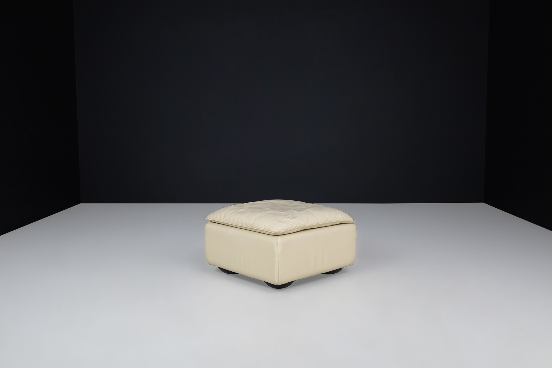 Ammannati & Vitelli For Rossi Di Albizzate Leather ottoman  Italy 1970s Late-20th century