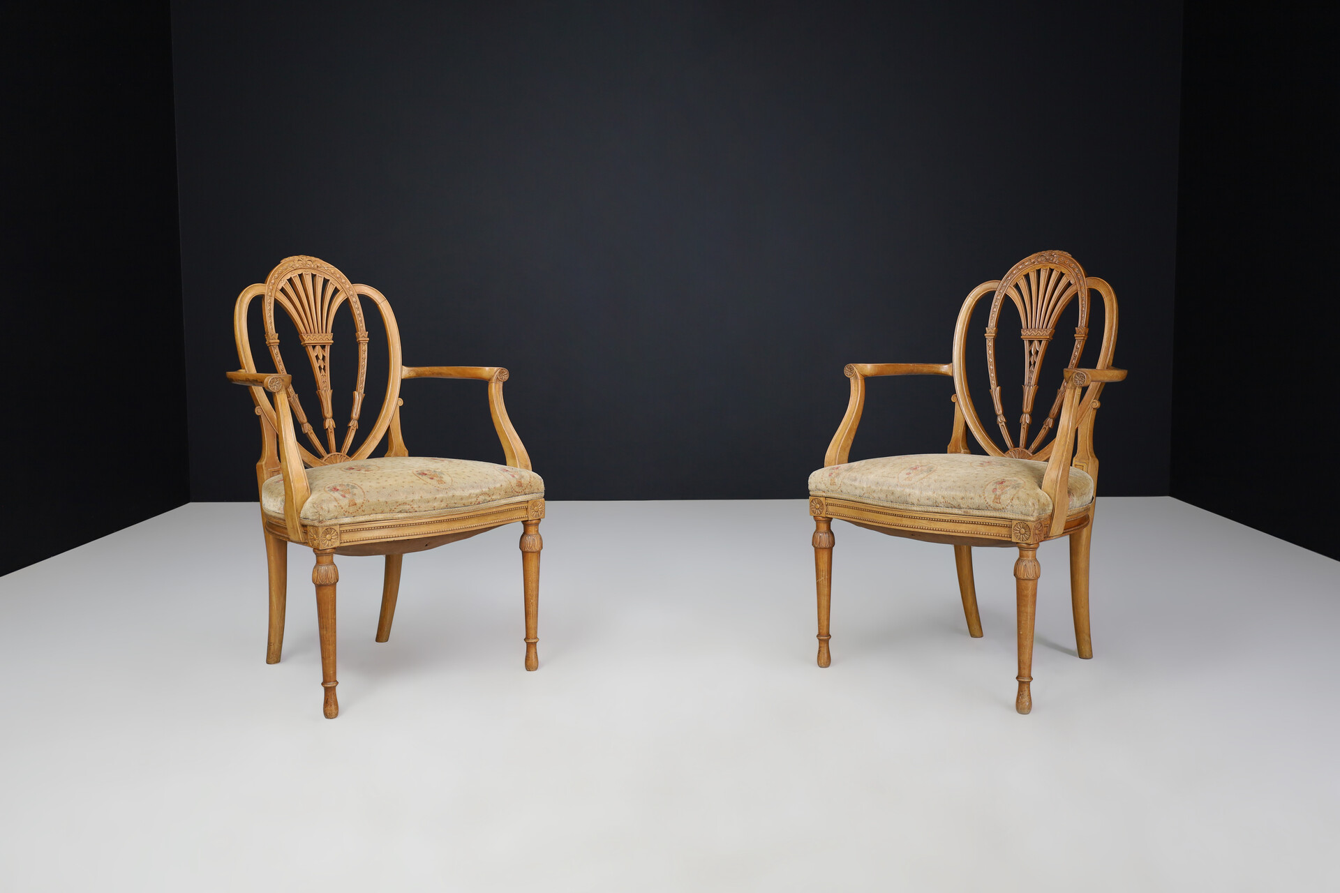 Antique Hepplewhite-style open-arm chairs in Satinwood, England 1880s Early-20th century