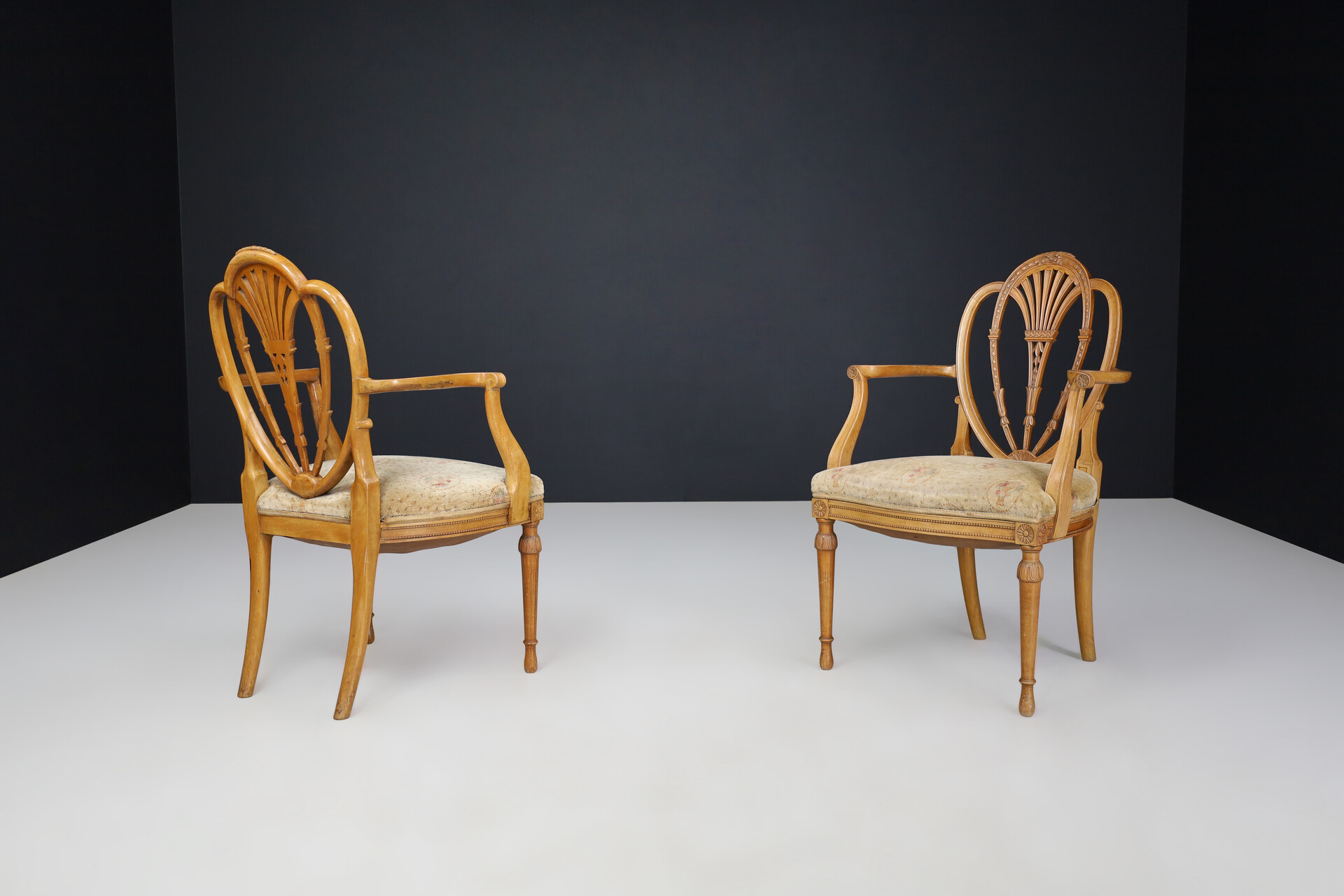 Antique Hepplewhite-style open-arm chairs in Satinwood, England 1880s Early-20th century