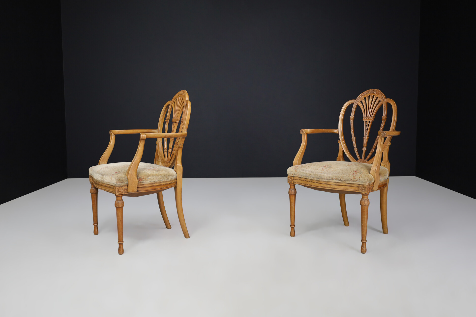 Antique Hepplewhite-style open-arm chairs in Satinwood, England 1880s Early-20th century