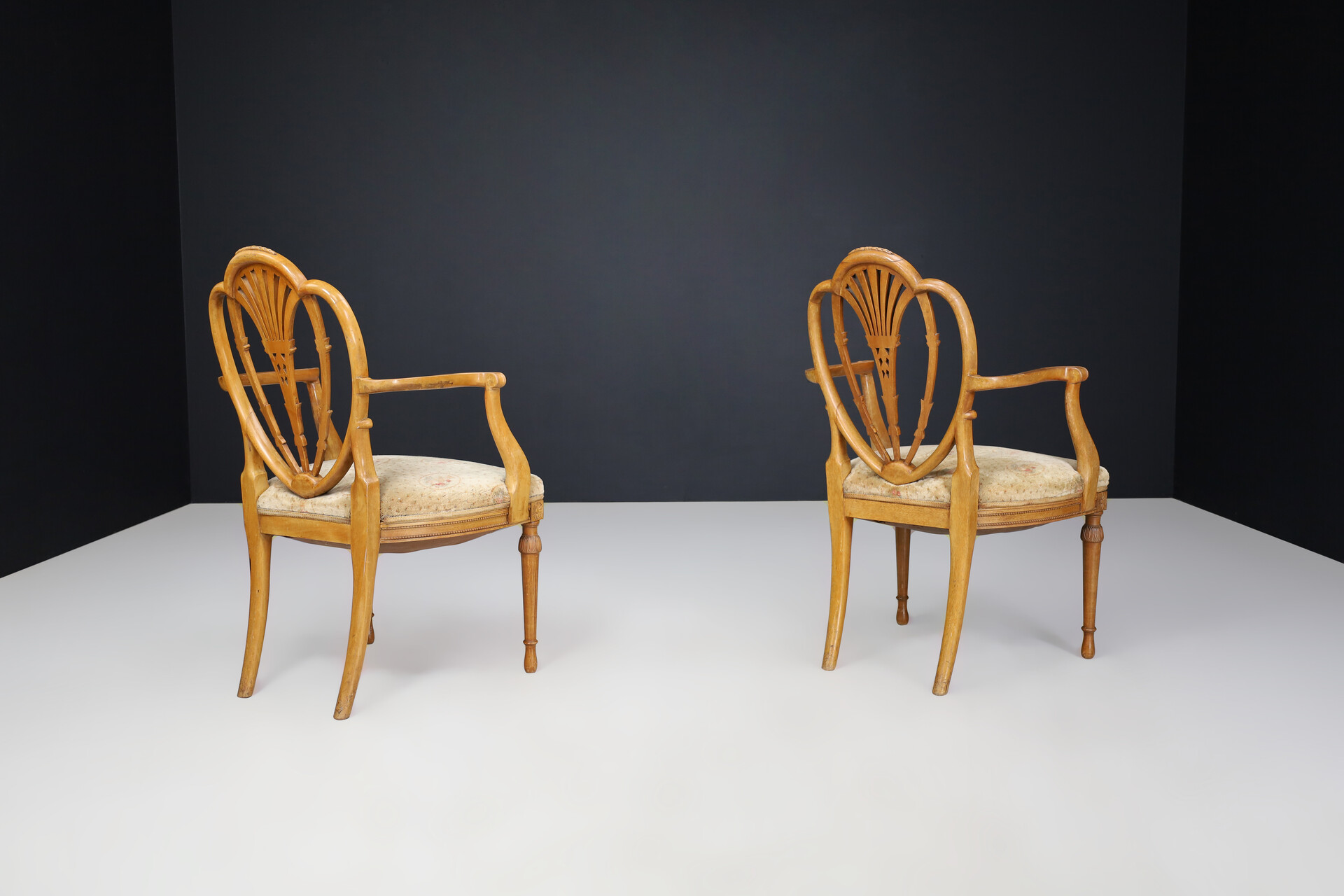 Antique Hepplewhite-style open-arm chairs in Satinwood, England 1880s Early-20th century