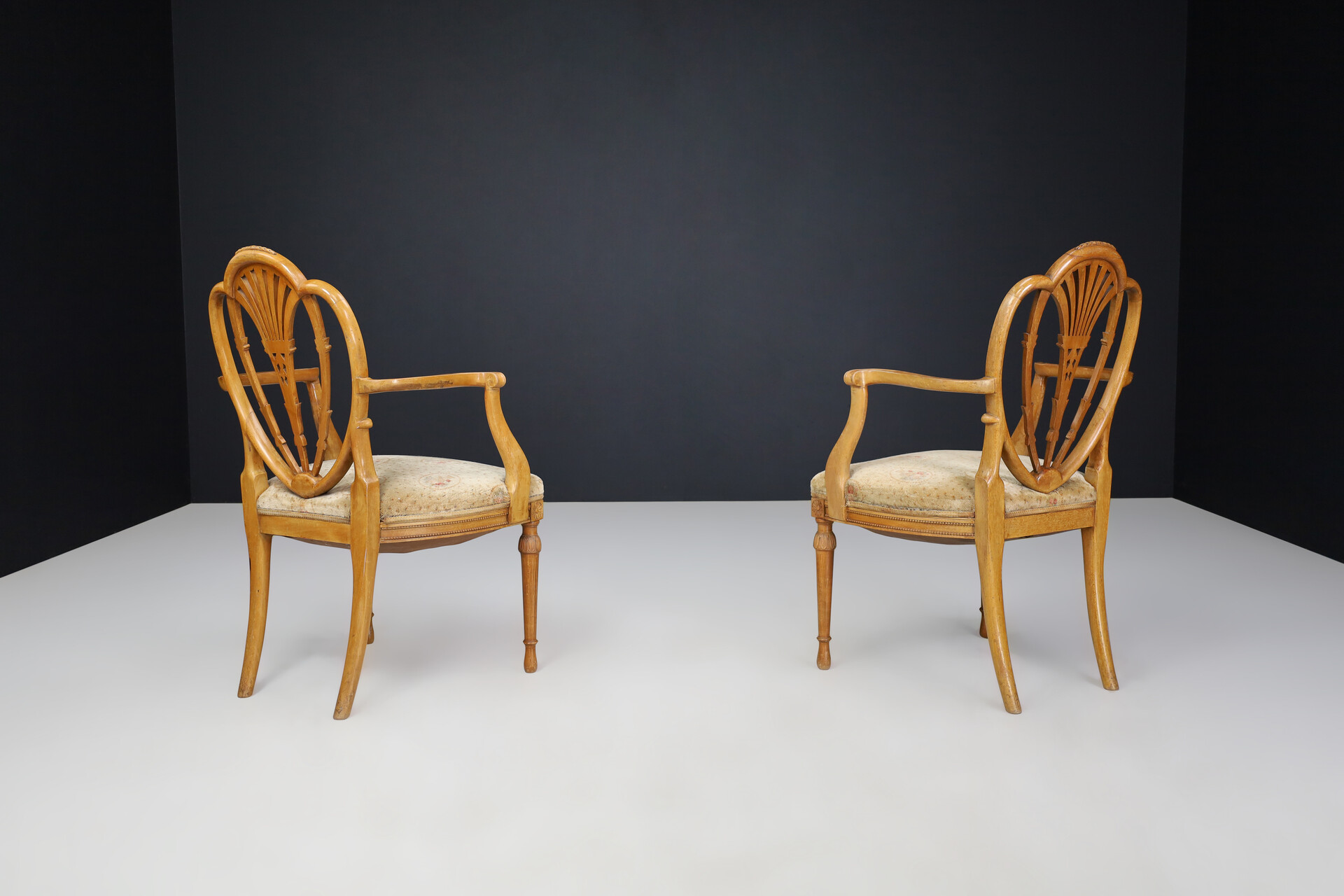 Antique Hepplewhite-style open-arm chairs in Satinwood, England 1880s Early-20th century