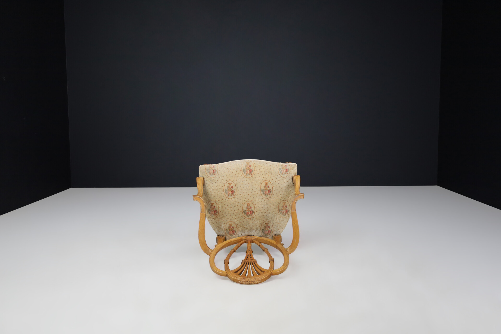 Antique Hepplewhite-style open-arm chairs in Satinwood, England 1880s Early-20th century