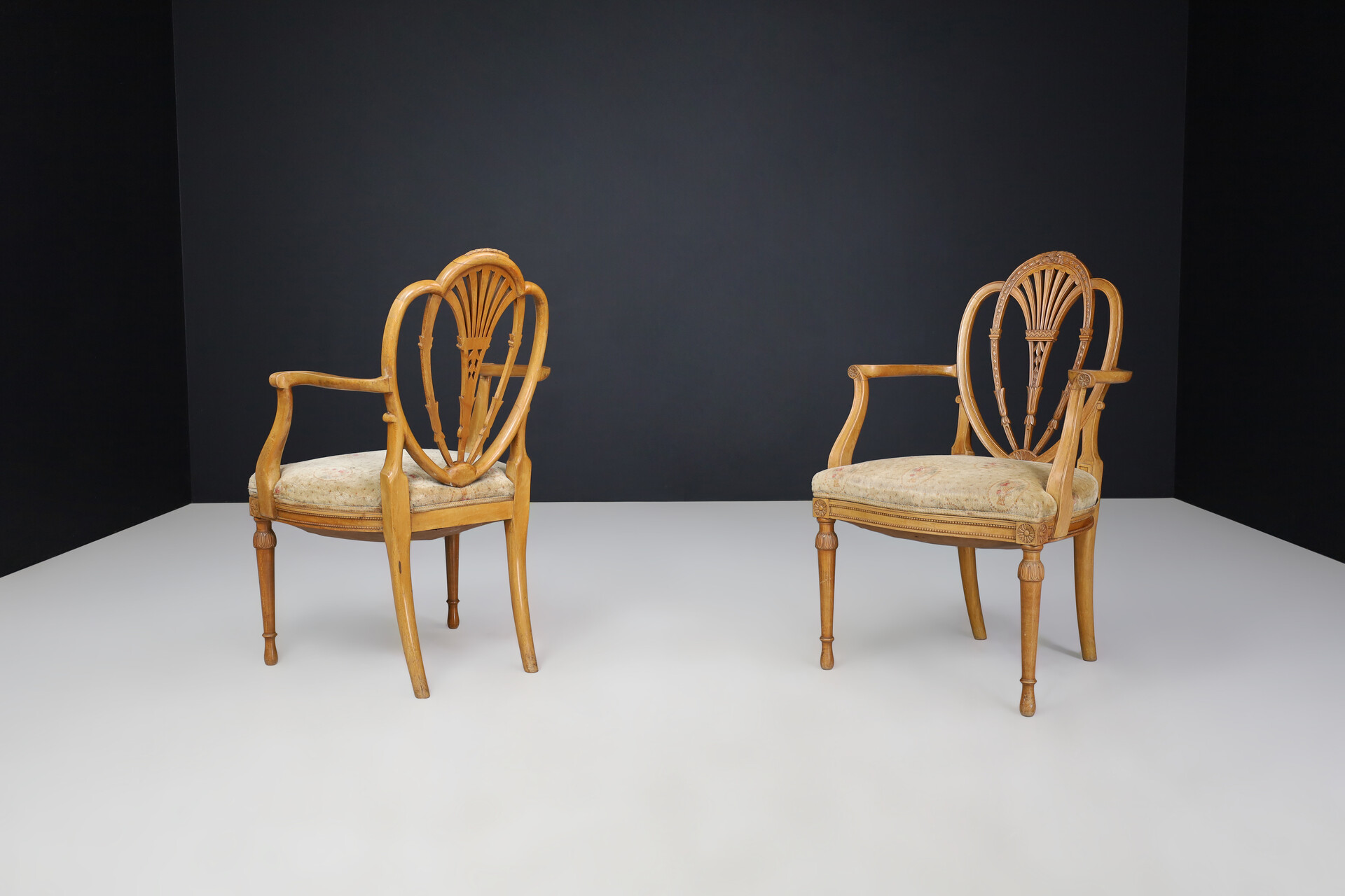Antique Hepplewhite-style open-arm chairs in Satinwood, England 1880s Early-20th century