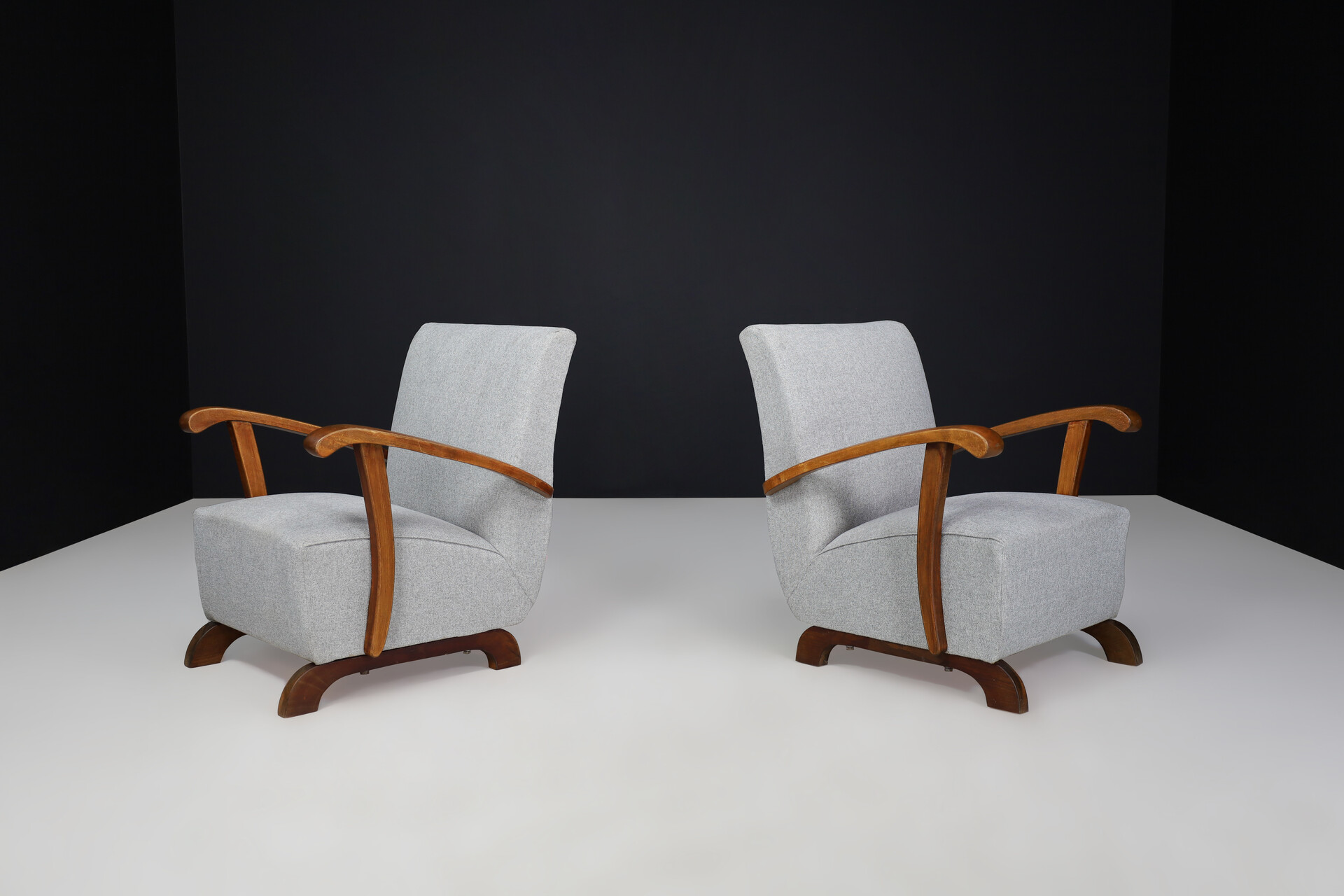 Art deco arm chair with newly upholstered Fabric Praque 1930s Mid-20th century