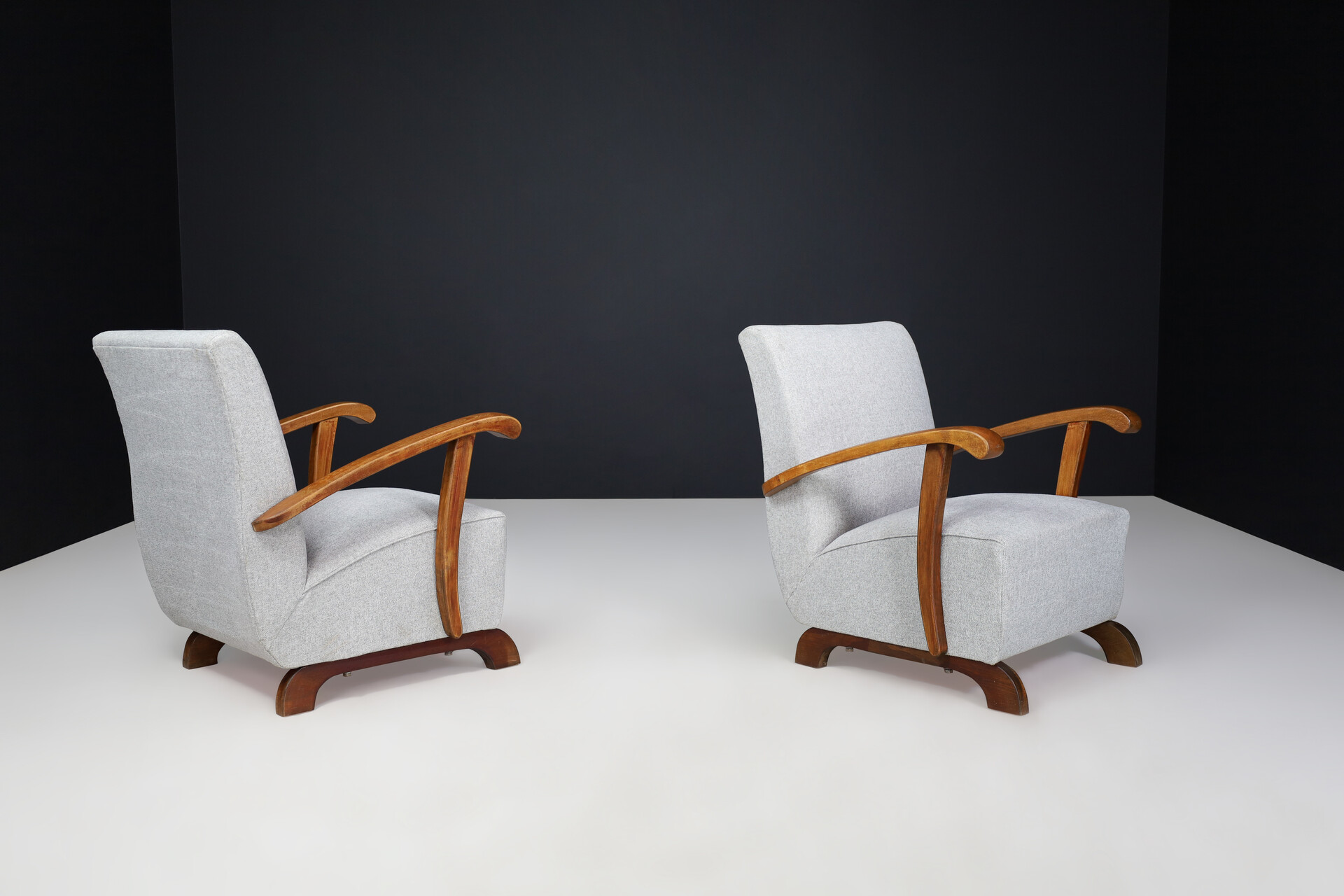 Art deco arm chair with newly upholstered Fabric Praque 1930s Mid-20th century