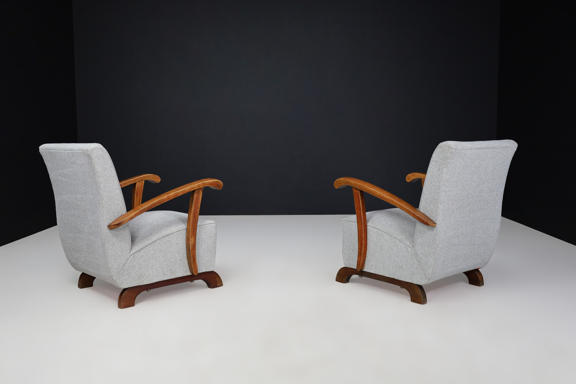 Art deco arm chair with newly upholstered Fabric Praque 1930s Mid-20th century