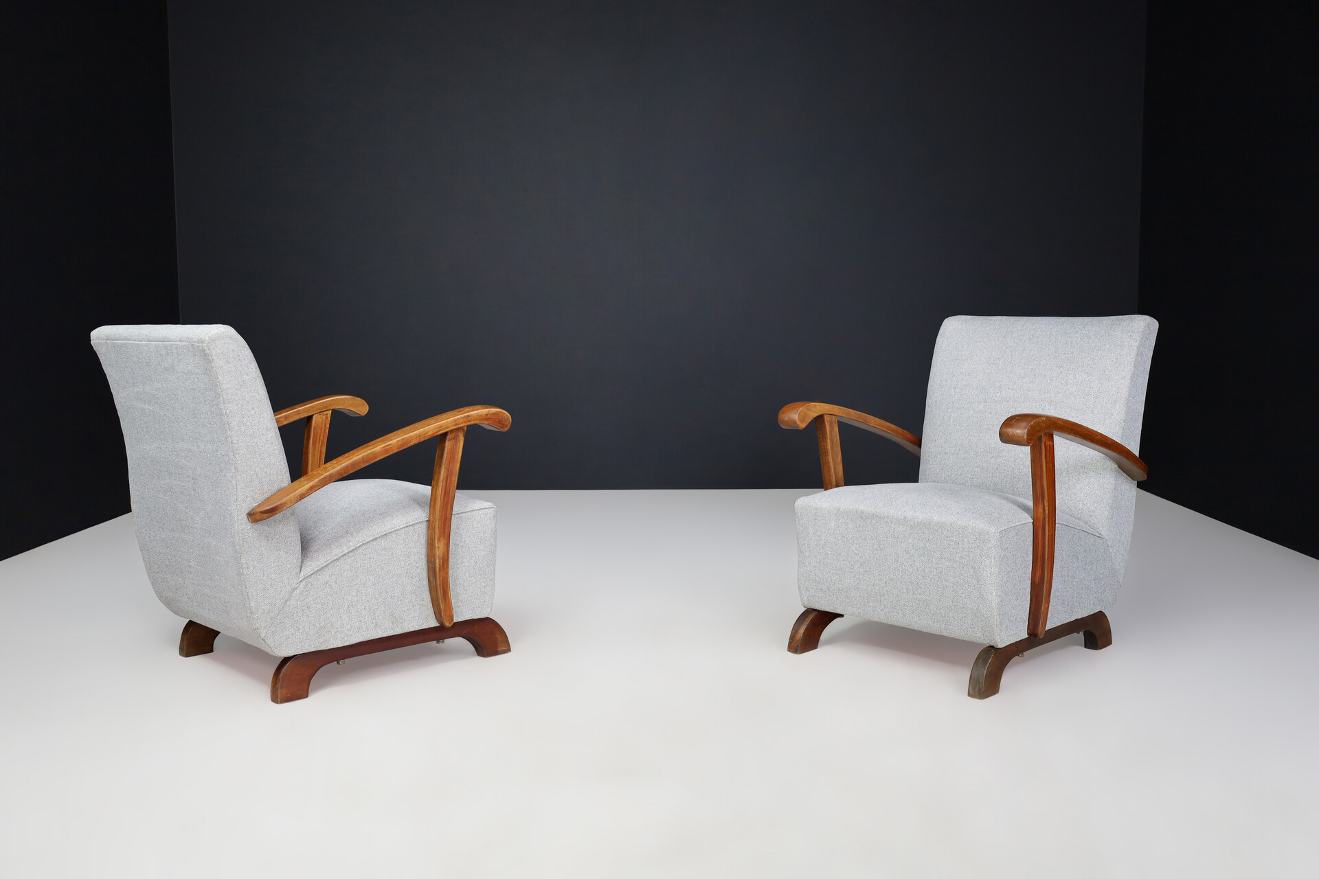 Art deco arm chair with newly upholstered Fabric Praque 1930s Mid-20th century