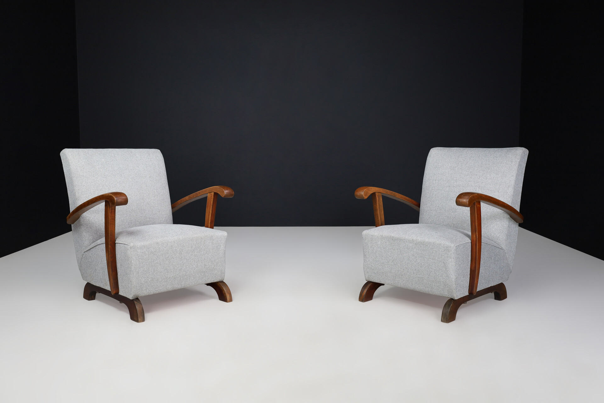 Art deco arm chair with newly upholstered Fabric Praque 1930s Mid-20th century