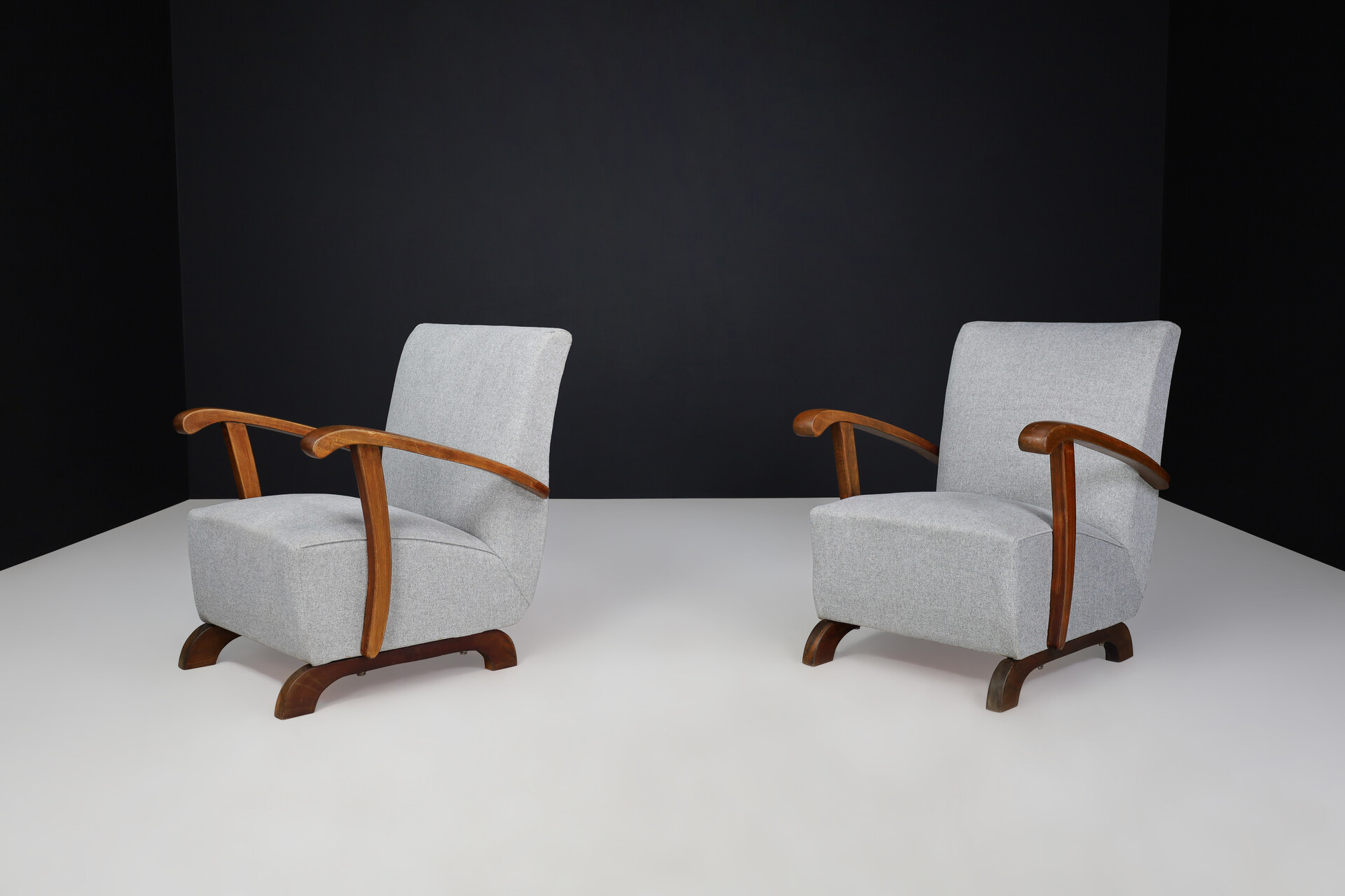 Art deco arm chair with newly upholstered Fabric Praque 1930s Mid-20th century