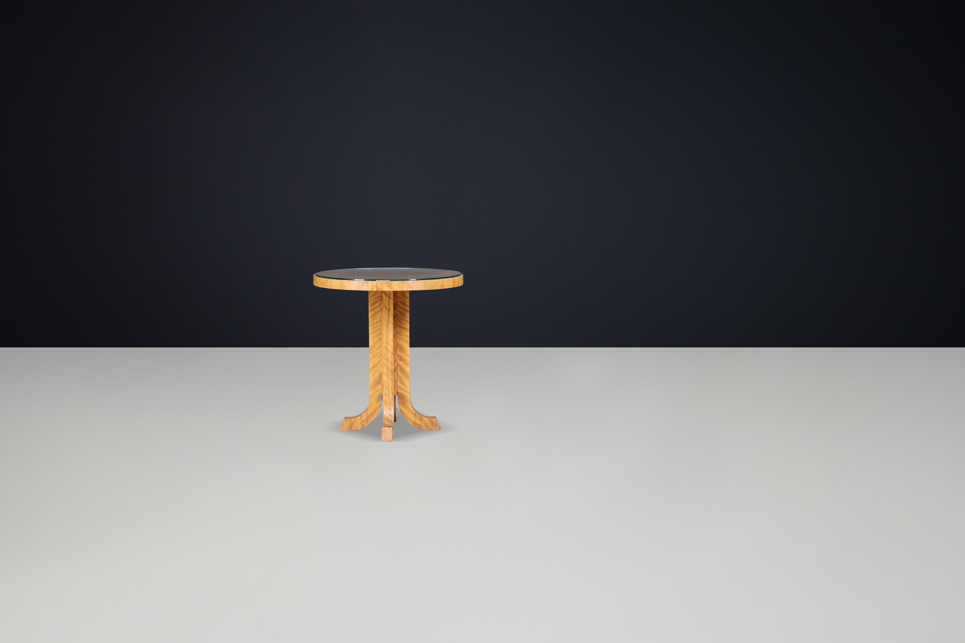 Art deco round side table in birch, Praque 1930s Early-20th century