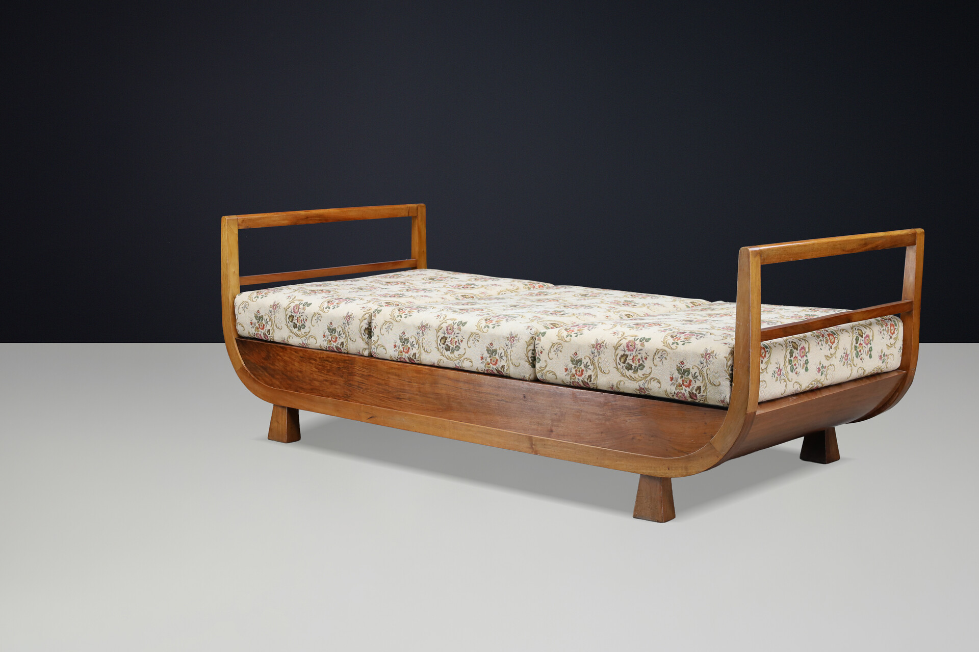 Art Deco Walnut Daybed Attributed to Jindřich Halabala, 1930s Early-20th century