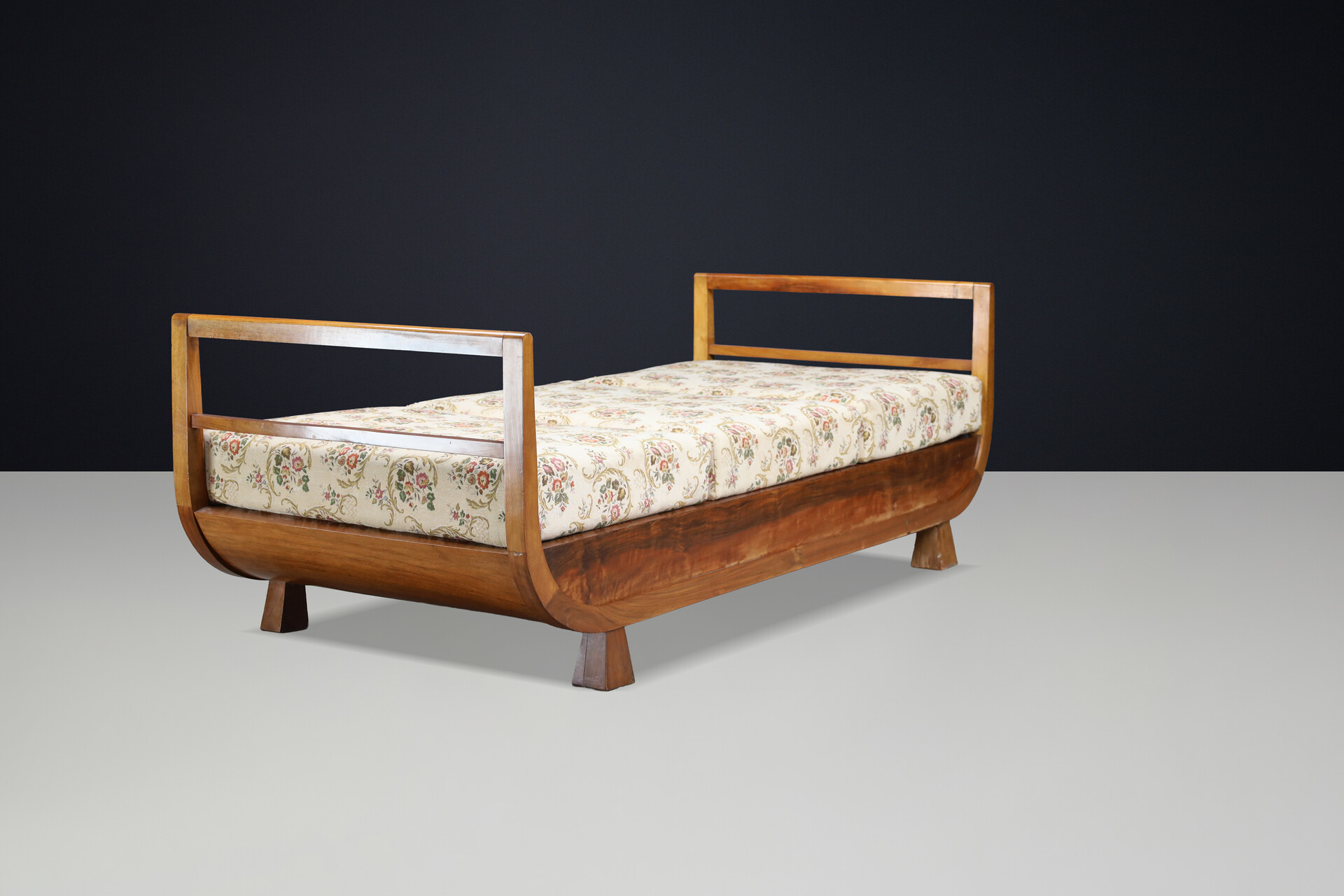 Art Deco Walnut Daybed Attributed to Jindřich Halabala, 1930s Early-20th century