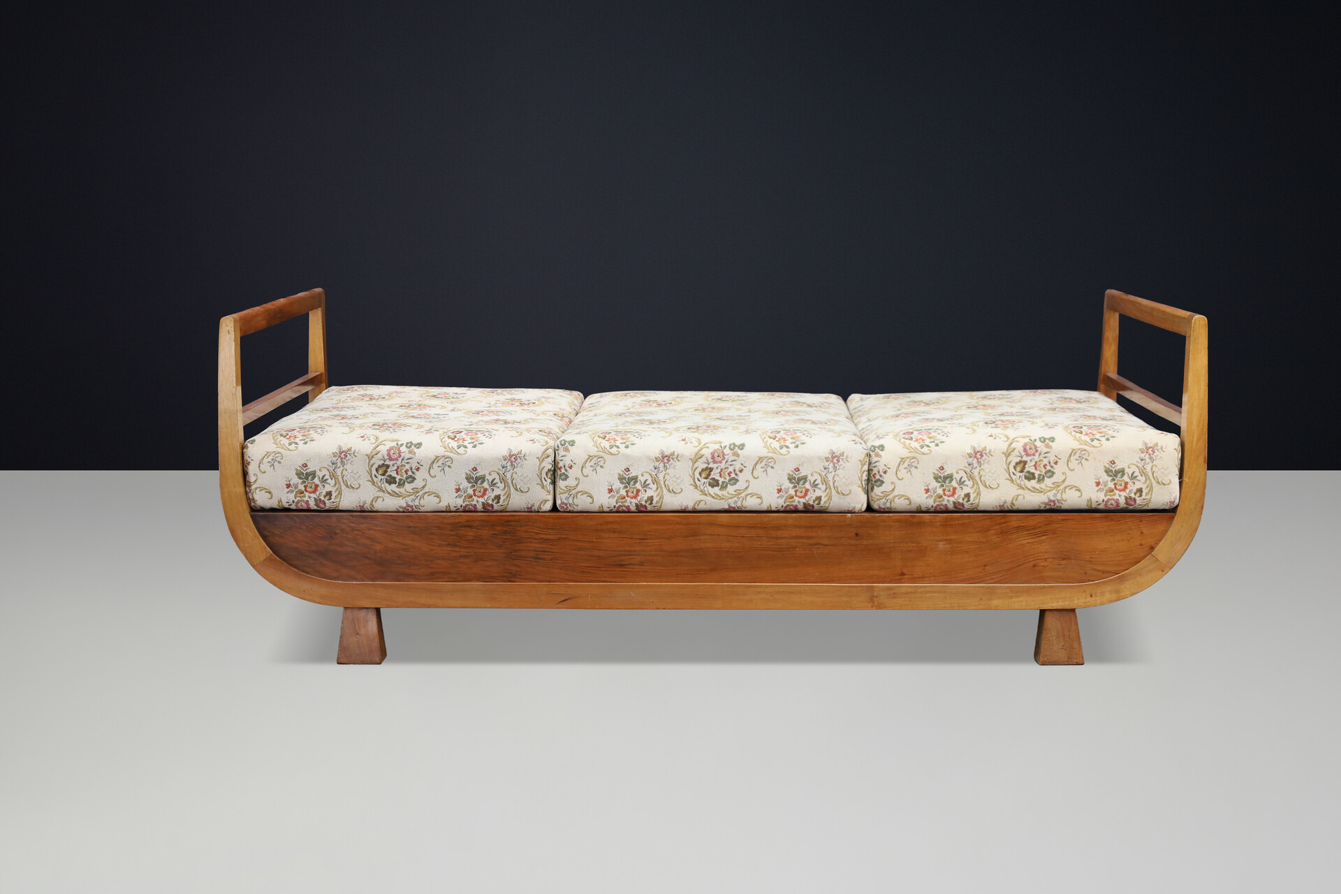 Art Deco Walnut Daybed Attributed to Jindřich Halabala, 1930s Early-20th century