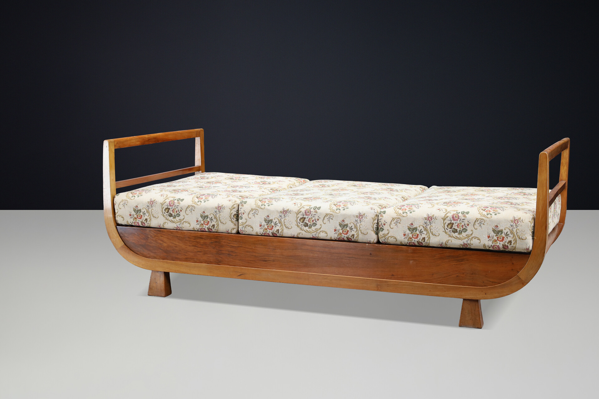 Art Deco Walnut Daybed Attributed to Jindřich Halabala, 1930s Early-20th century