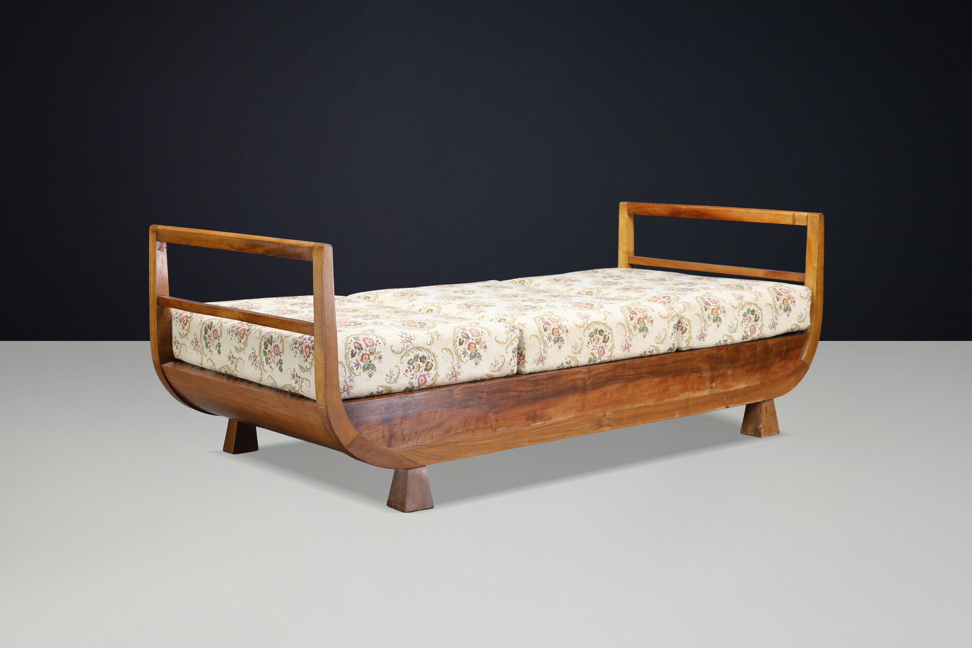 Art Deco Walnut Daybed Attributed to Jindřich Halabala, 1930s Early-20th century