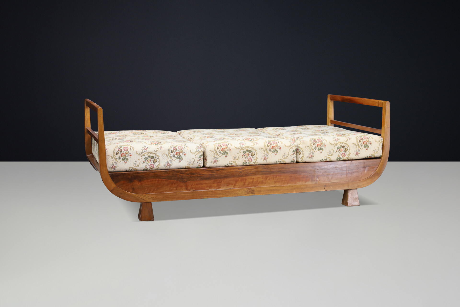 Art Deco Walnut Daybed Attributed to Jindřich Halabala, 1930s Early-20th century