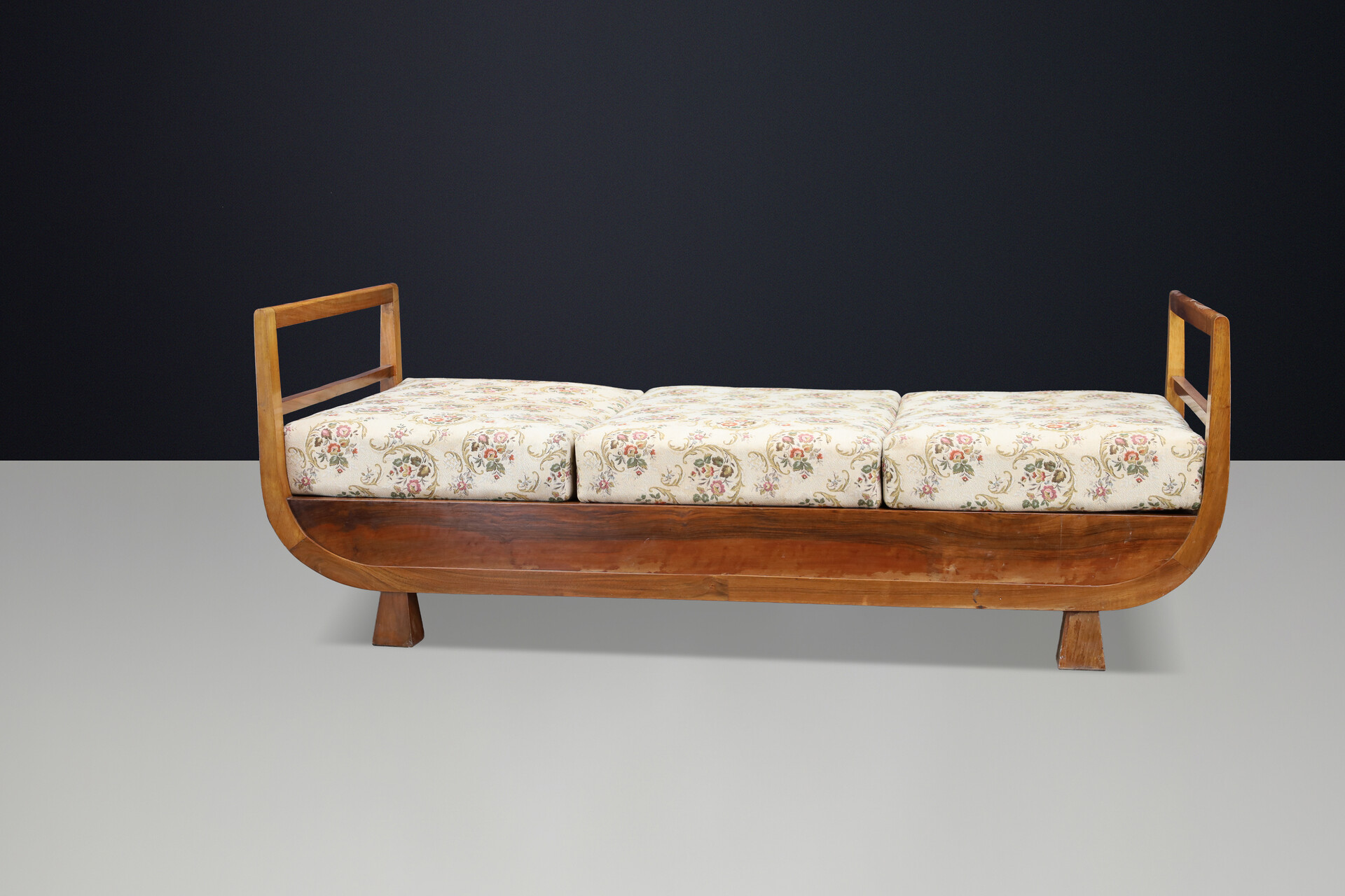 Art Deco Walnut Daybed Attributed to Jindřich Halabala, 1930s Early-20th century