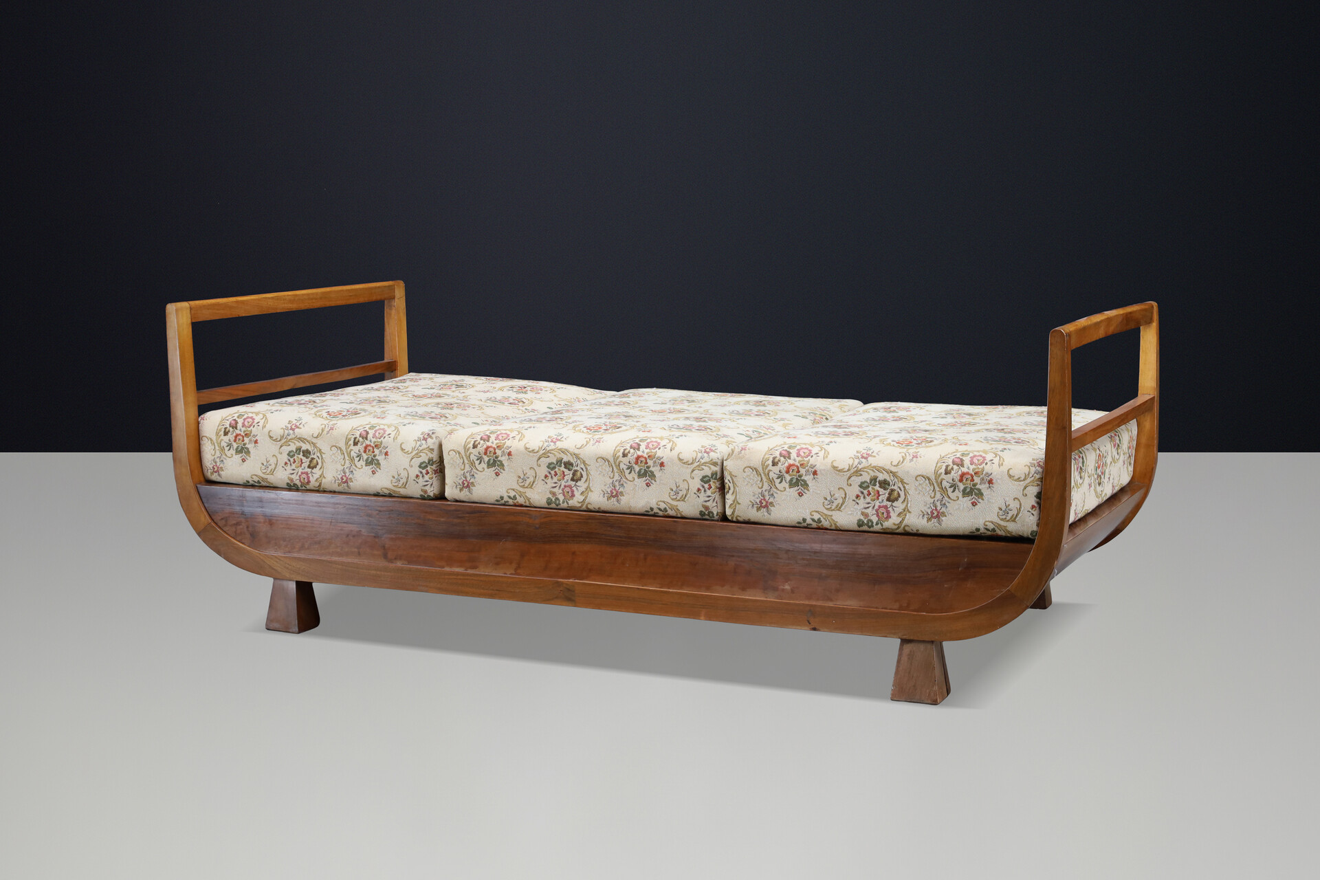 Art Deco Walnut Daybed Attributed to Jindřich Halabala, 1930s Early-20th century
