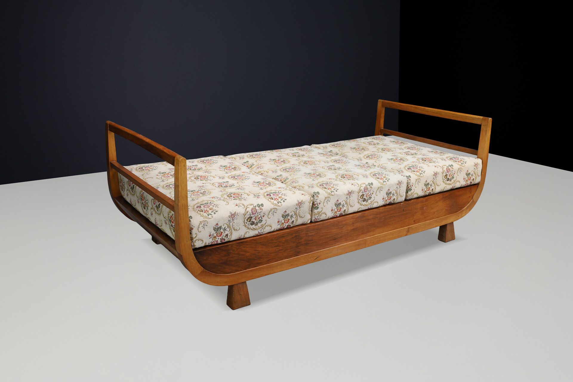 Art Deco Walnut Daybed Attributed to Jindřich Halabala, 1930s Early-20th century