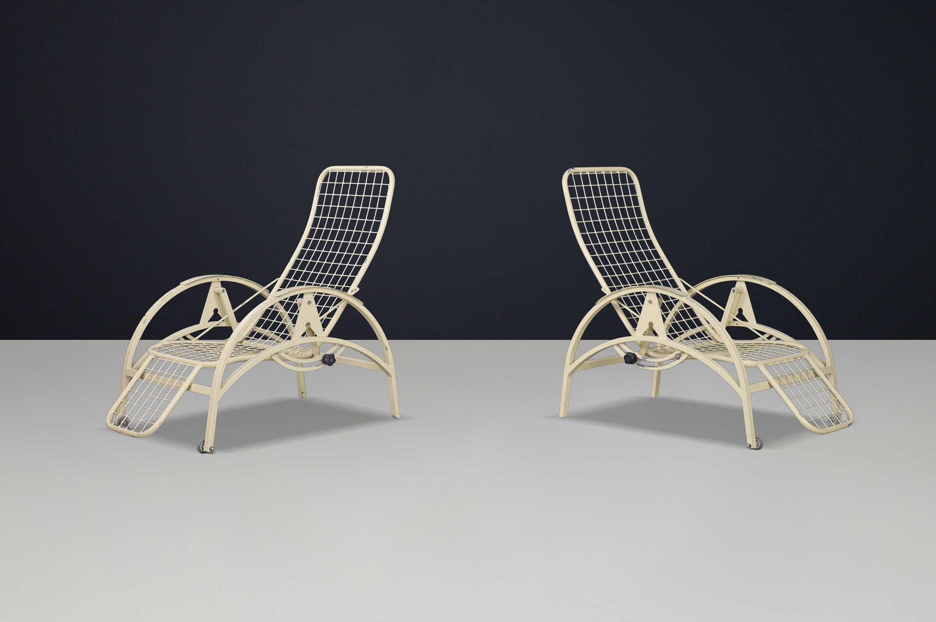 Bauhaus Adjustable patio Lounge chairs in patinated iron , Germany 1930s Early-20th century