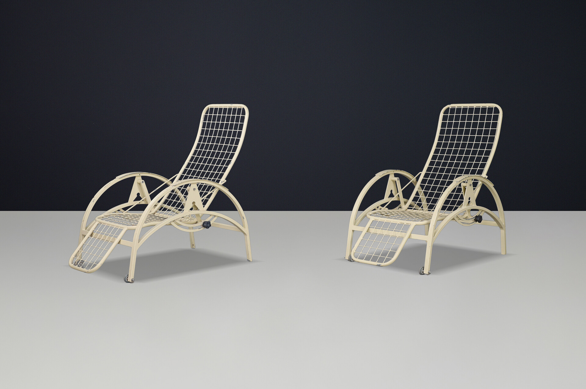 Bauhaus Adjustable patio Lounge chairs in patinated iron , Germany 1930s Early-20th century