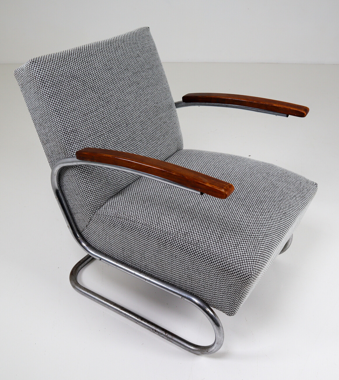 Bauhaus Chrome Steel Armchair by Thonet circa 1930s Midcentury Bauhaus with new fabric upholstery Mid-20th century