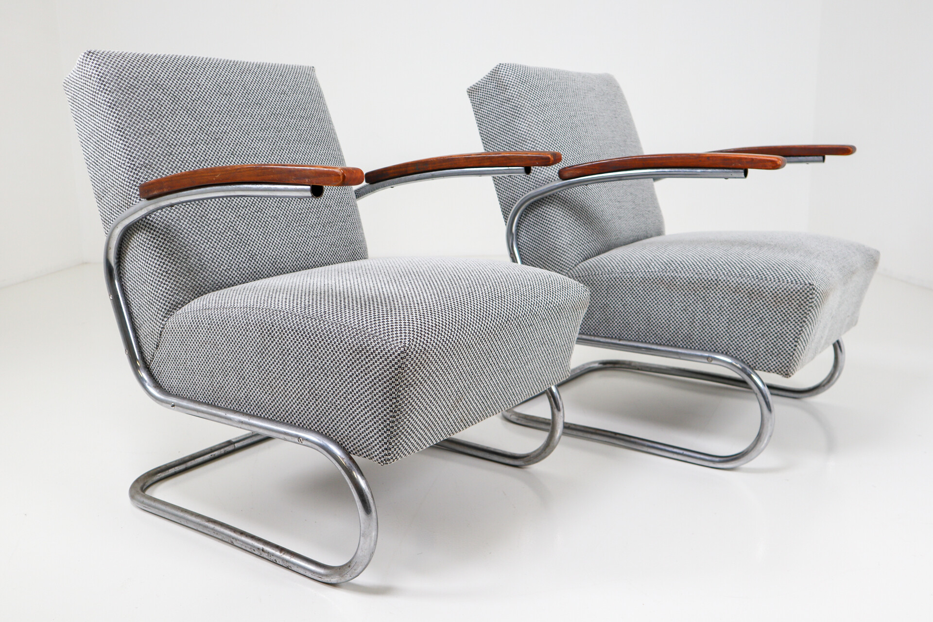 Bauhaus Chrome Steel Armchair by Thonet circa 1930s Midcentury Bauhaus with new fabric upholstery Mid-20th century
