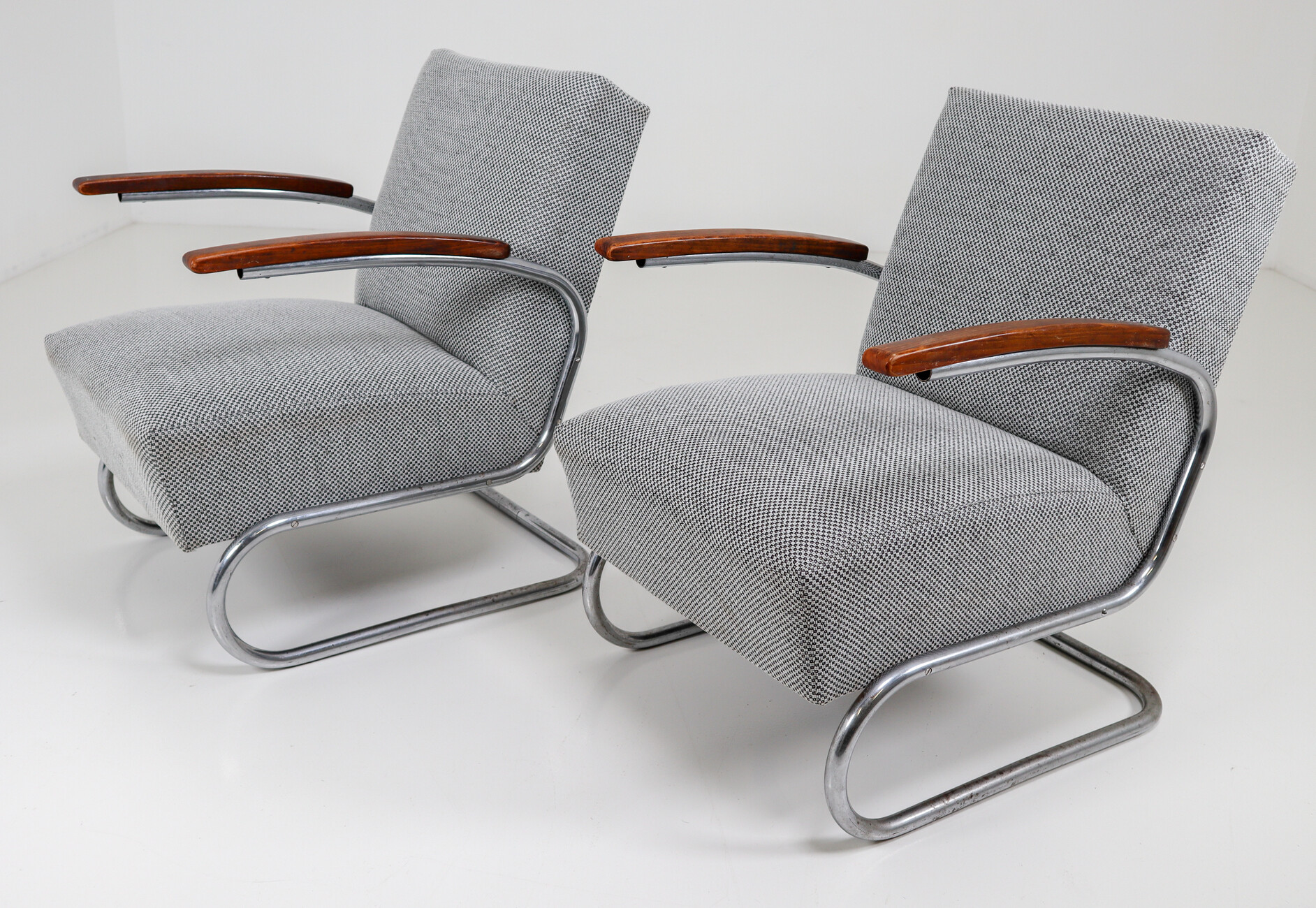 Bauhaus Chrome Steel Armchair by Thonet circa 1930s Midcentury Bauhaus with new fabric upholstery Mid-20th century