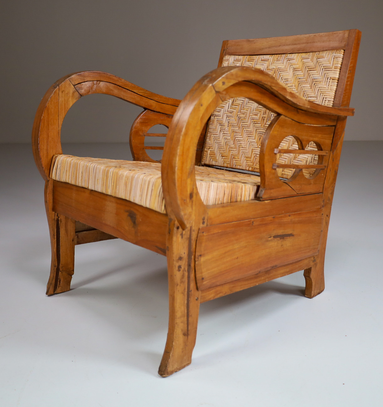 British Colonial Rattan and Wood Art Deco Lounge Chair, India 1920s Early-20th century