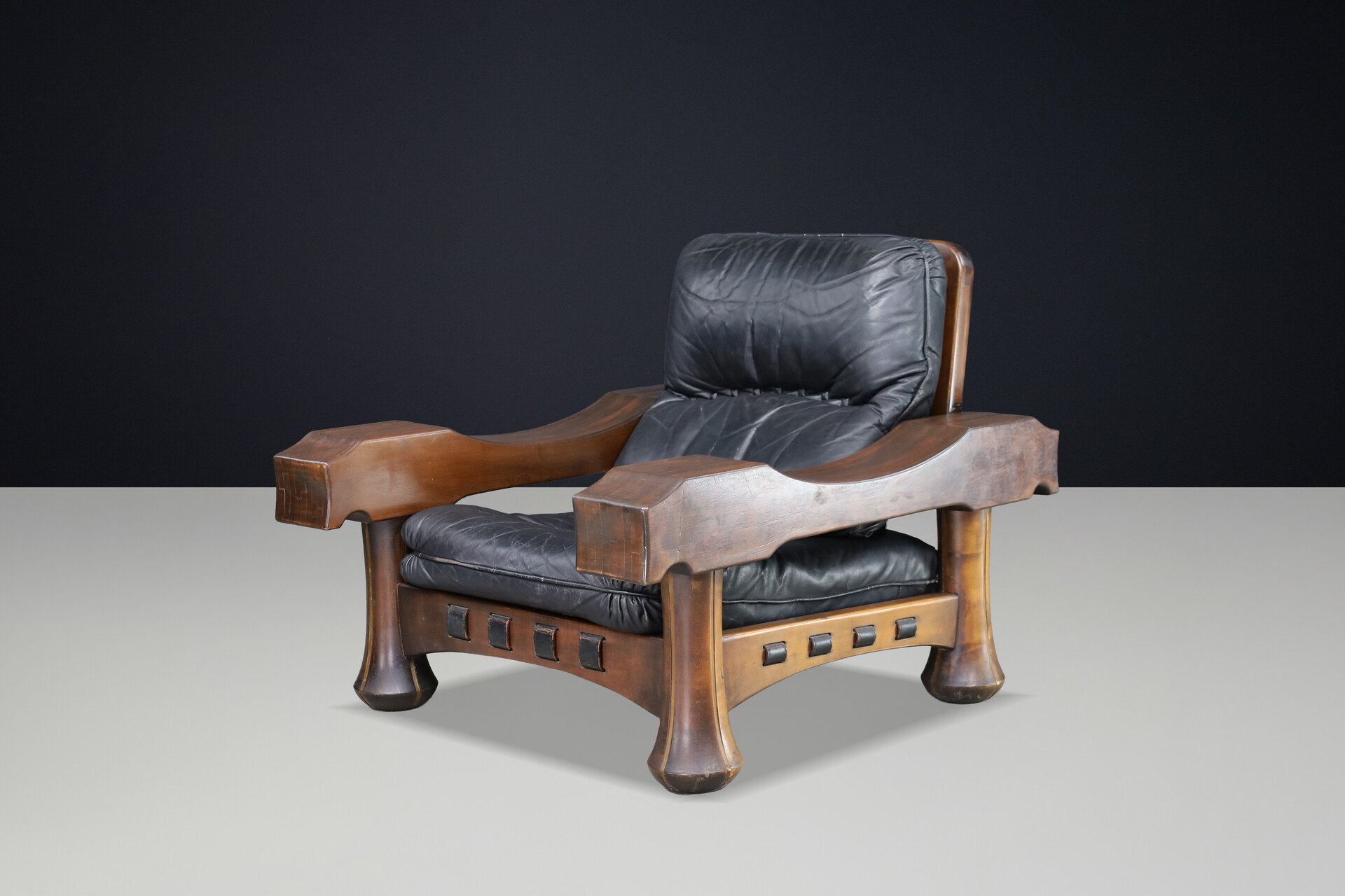 Brutalist Luciano Frigerio Lounge Chair in Solid Walnut and Black Leather, Italy, 1970s Late-20th century