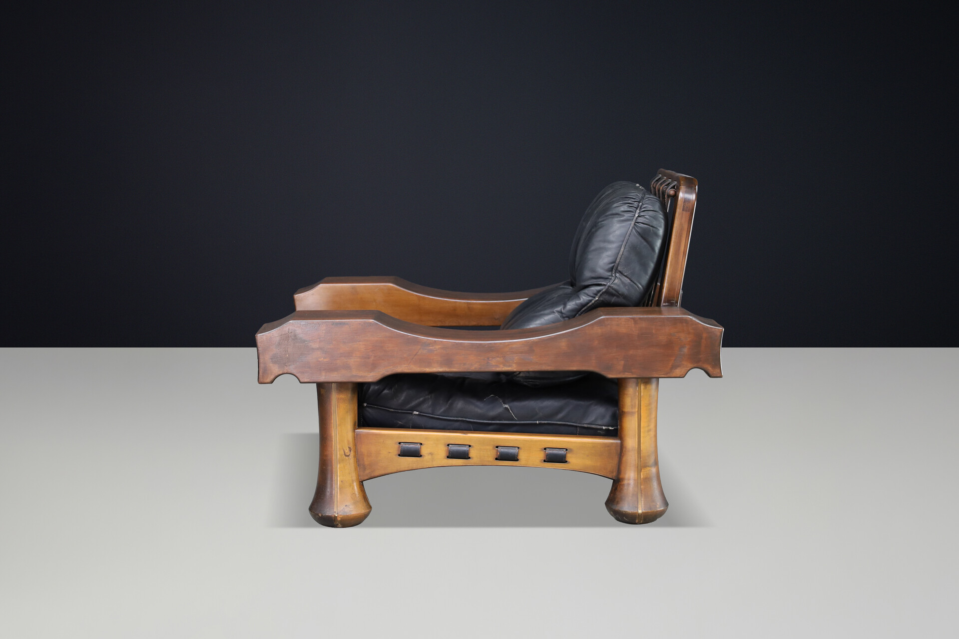 Brutalist Luciano Frigerio Lounge Chair in Solid Walnut and Black Leather, Italy, 1970s Late-20th century