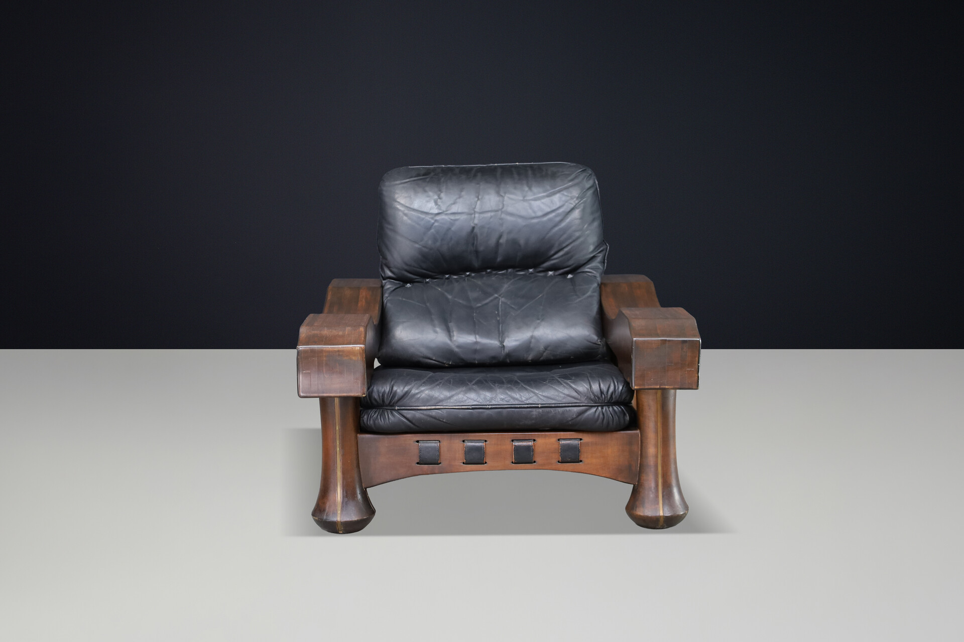 Brutalist Luciano Frigerio Lounge Chair in Solid Walnut and Black Leather, Italy, 1970s Late-20th century