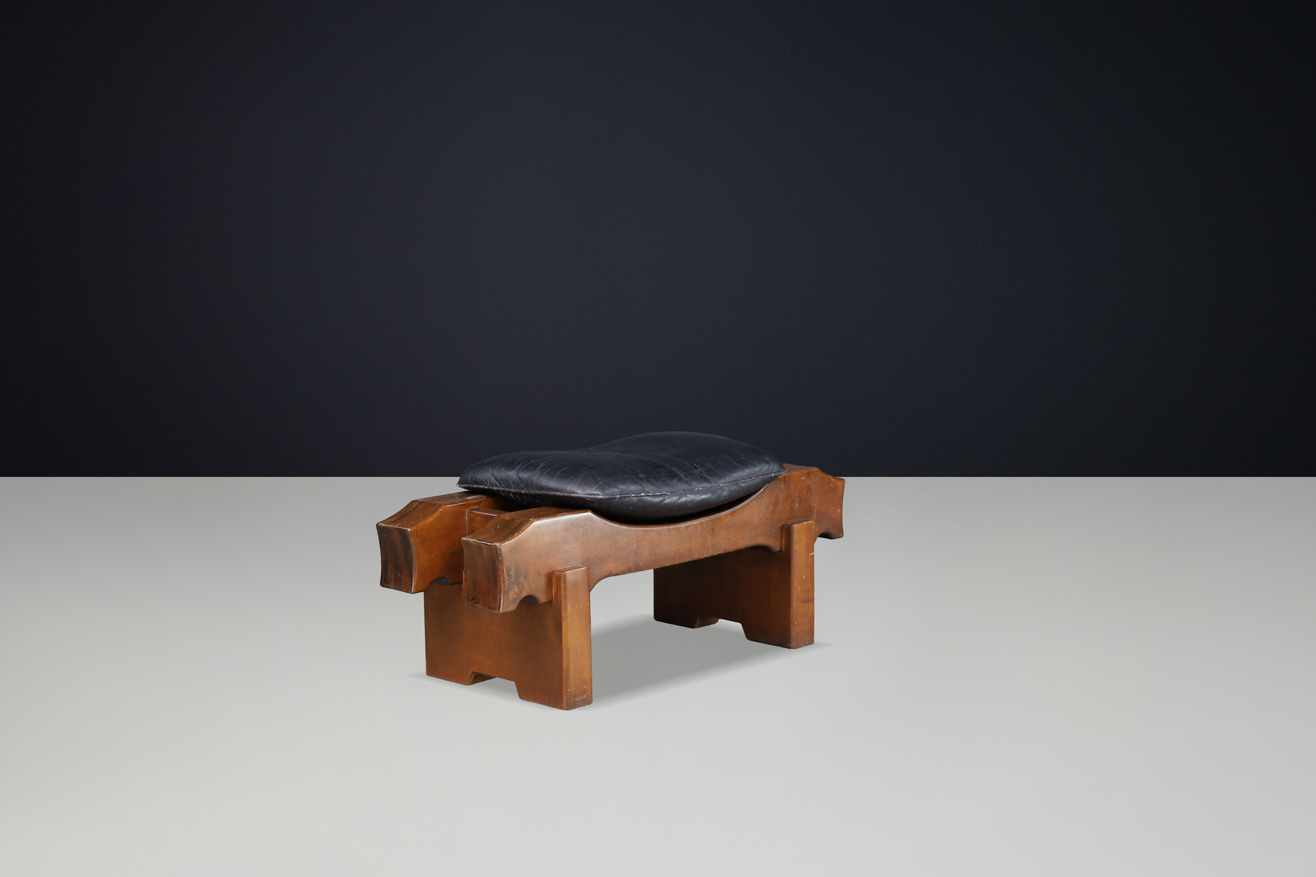 Brutalist Luciano Frigerio Ottoman in Solid Walnut and Black Leather, Italy, 1970s Late-20th century