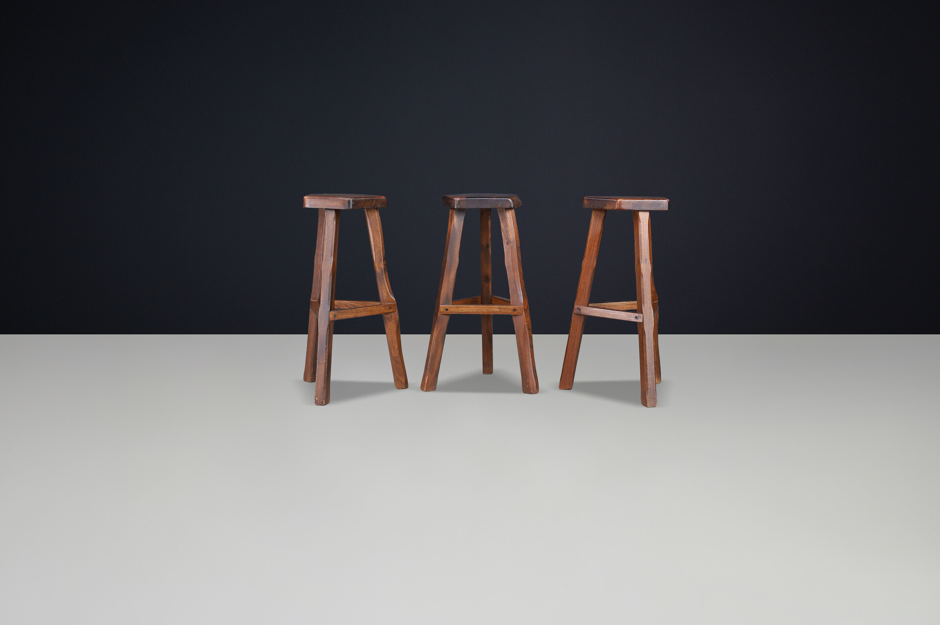 Brutalist Olavi Hänninen Brutalist Elm Wood Bar Stools, Finland 1960s Mid-20th century